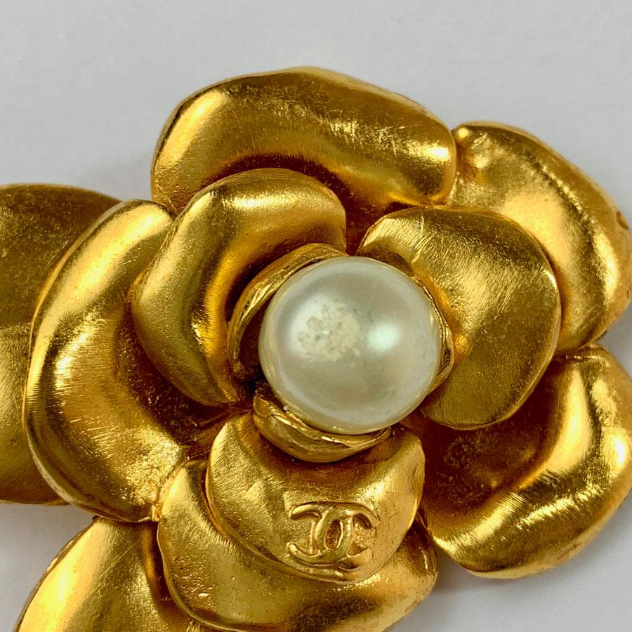 CHANEL Camelia Brooch in Gilt Metal and Pearl  In Good Condition In Paris, FR