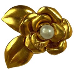 CHANEL Camelia Brooch in Gilt Metal and Pearl 