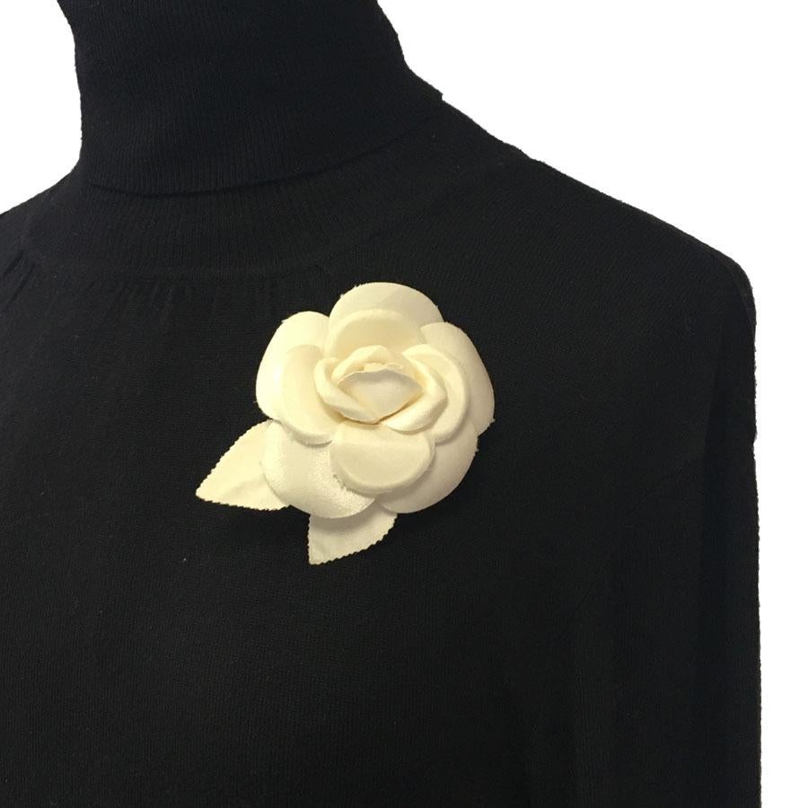 Beautiful Chanel camellia brooch in ivory fabric. In very good condition.

The bra,d is missing on the back of the brooch.
Dimensions: 9x12 cm

Will be delivered in a new, non-original dust bag