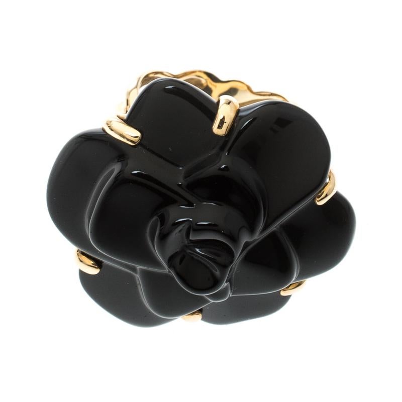 Chanel Camelia Carved Onyx 18K Yellow Flower Cocktail Gold Ring Size 50 In Good Condition In Dubai, Al Qouz 2