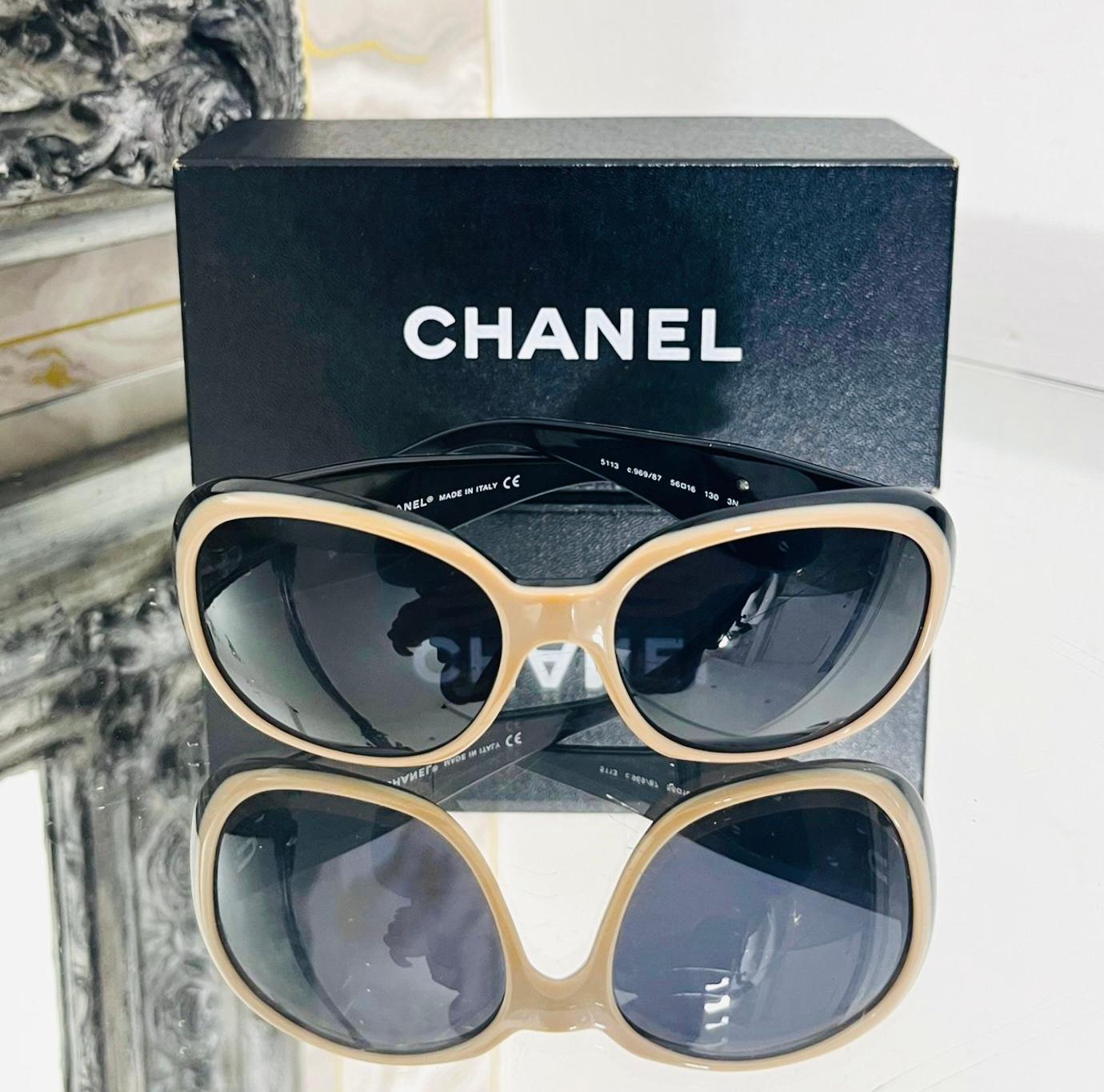 Chanel Camelia 'CC' Logo Sunglasses

Round shaped sunglasses designed in nude and black.

Detailed with black Camelia flowers and 'CC' logo embellishments to the wide arms.

Featuring grey tinted lenses.

Size – One Size

Condition – Very