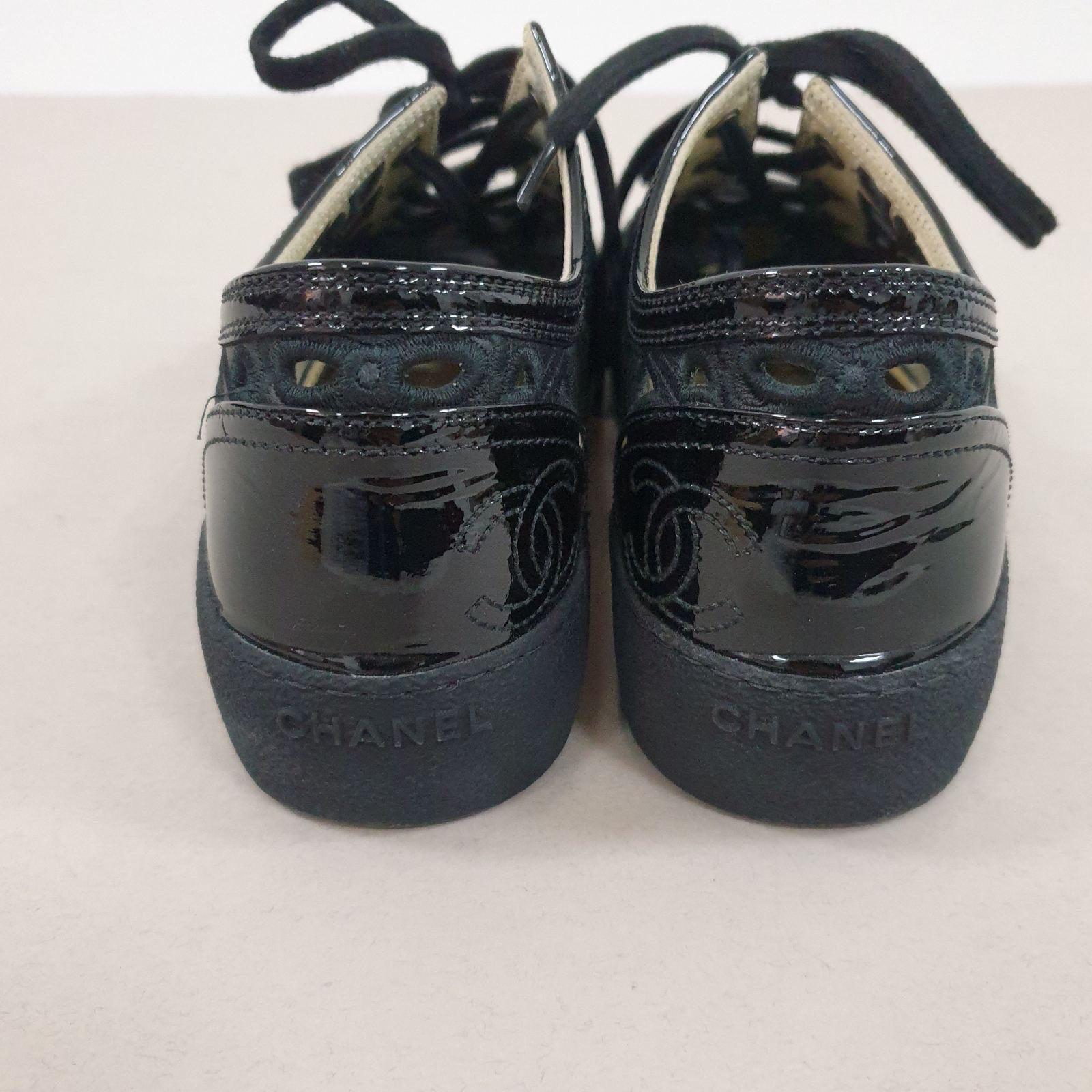 Chanel Camelia Cut Black Patent Leather Trainers Sneakers  In Good Condition For Sale In Krakow, PL