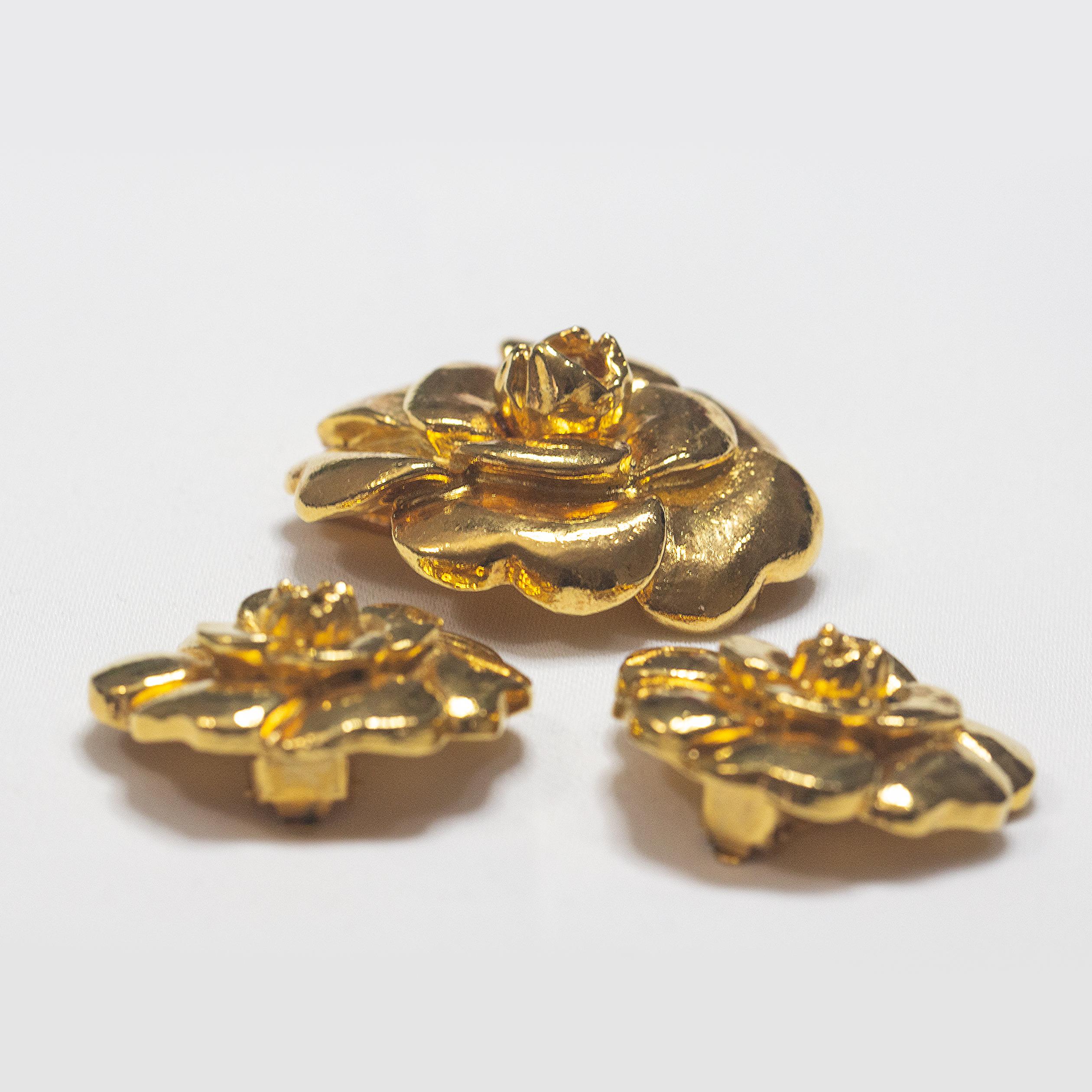 CHANEL Camelia Flower Brooch and Earrings Set, France c. 1980s-1990s For Sale 5
