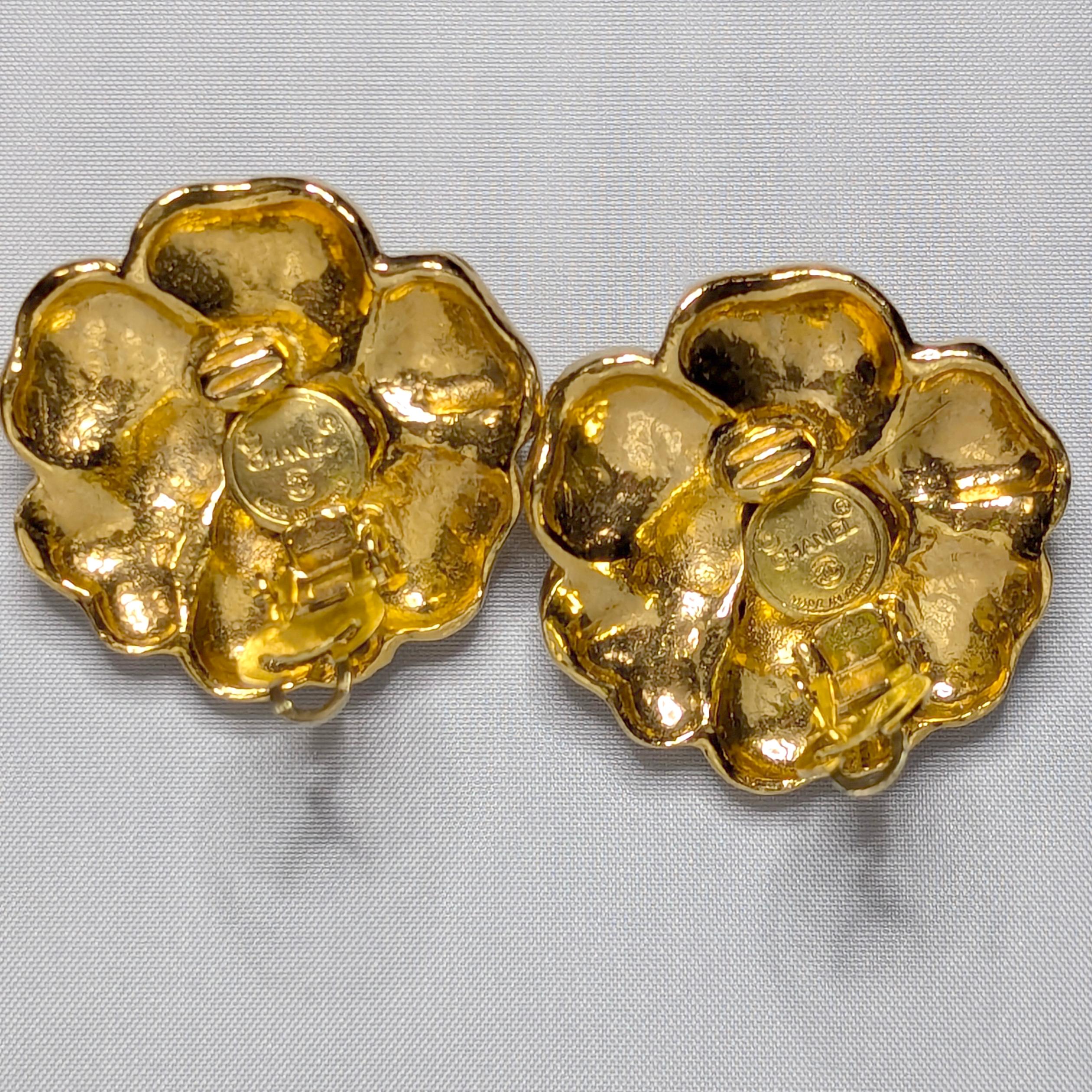 CHANEL Camelia Flower Brooch and Earrings Set, France c. 1980s-1990s In Excellent Condition For Sale In New York, NY