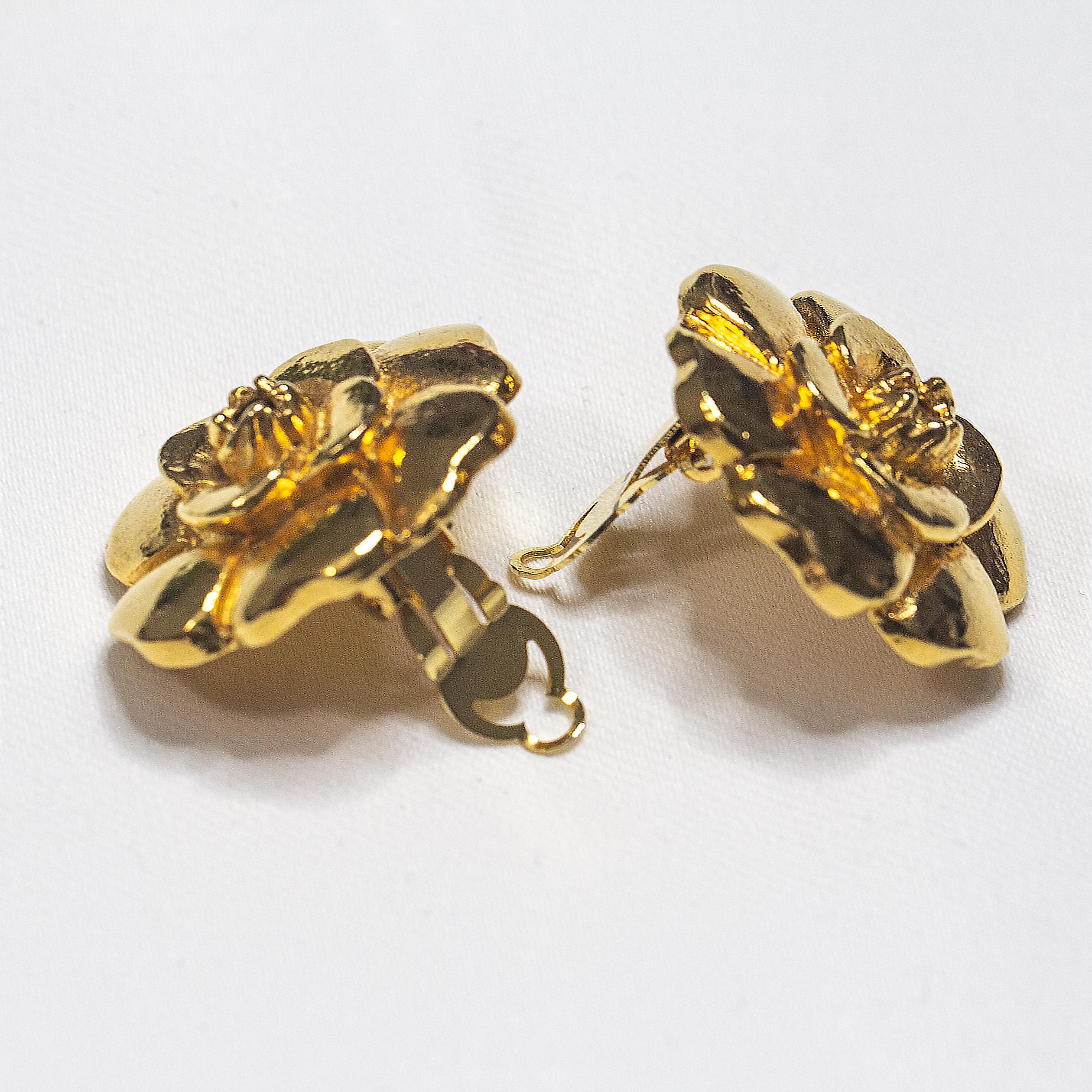 CHANEL Camelia Flower Brooch and Earrings Set, France c. 1980s-1990s For Sale 2