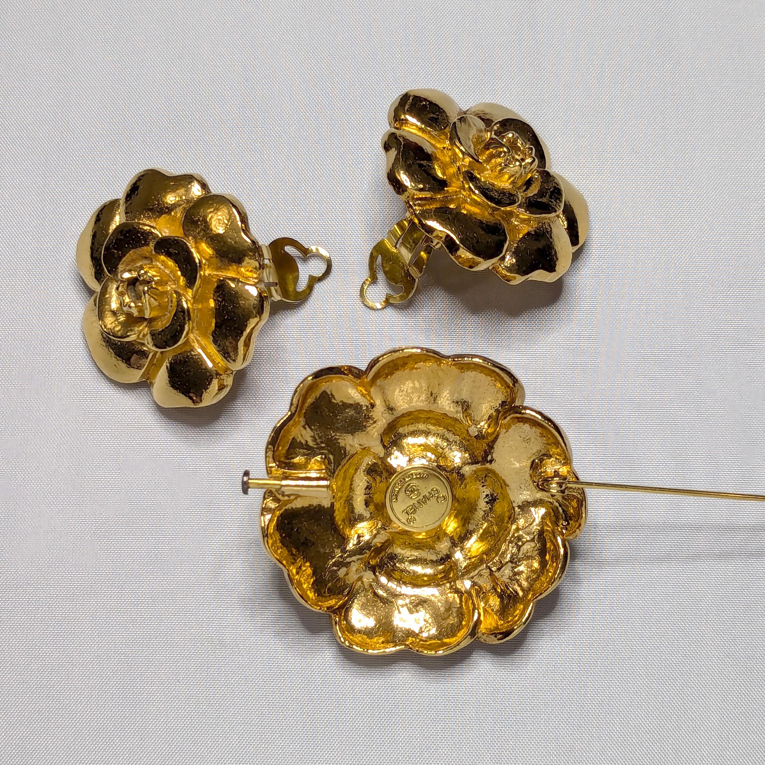 CHANEL Camelia Flower Brooch and Earrings Set, France c. 1980s-1990s For Sale 4