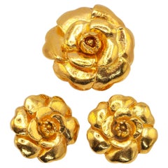CHANEL Conjunto de Broche y Pendientes Flor Camelia Tono Oro