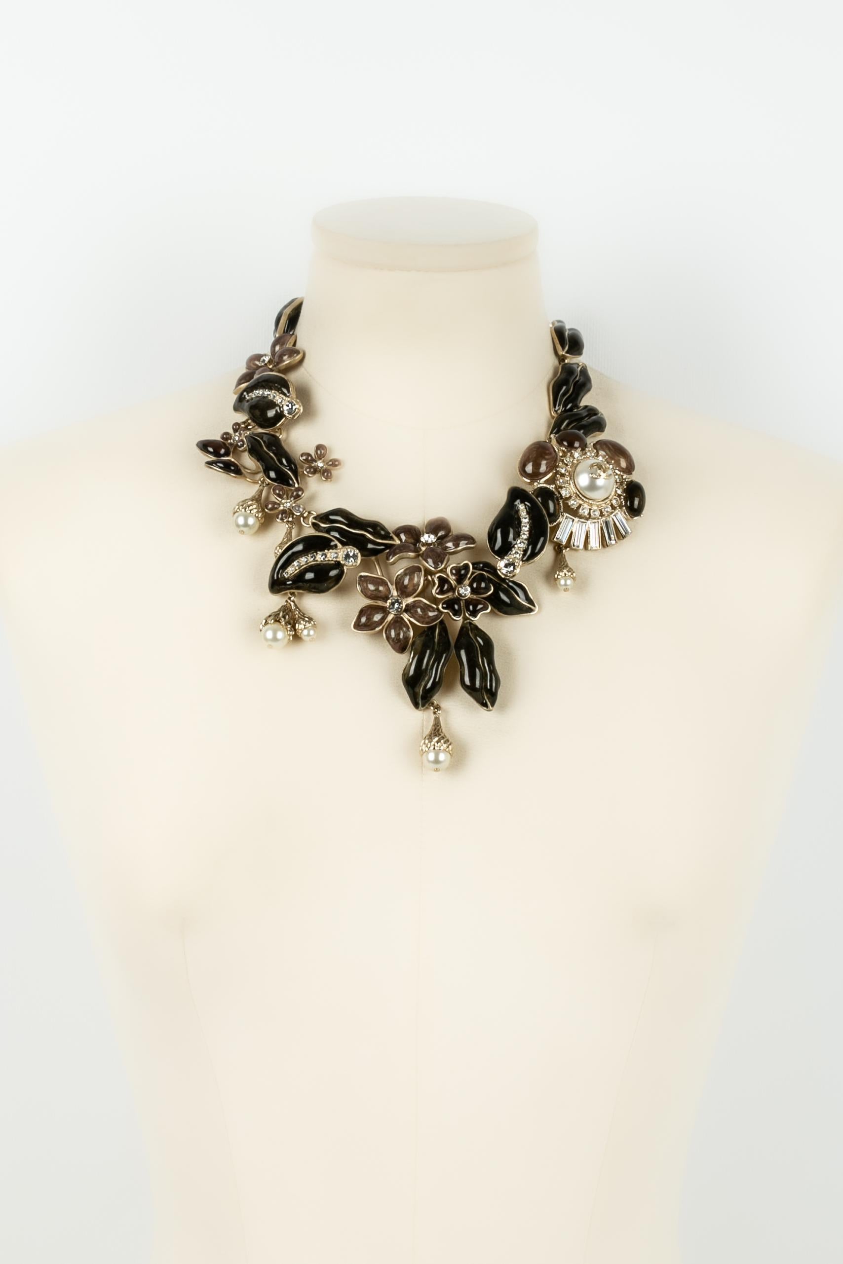 CHANEL - (Made in France) Necklace in champagne metal, resin, rhinestones and fancy pearls. Fall-Winter 2011 collection.

Condition:
Very good condition

Dimensions:
Length : from 41 cm to 43,5 cm