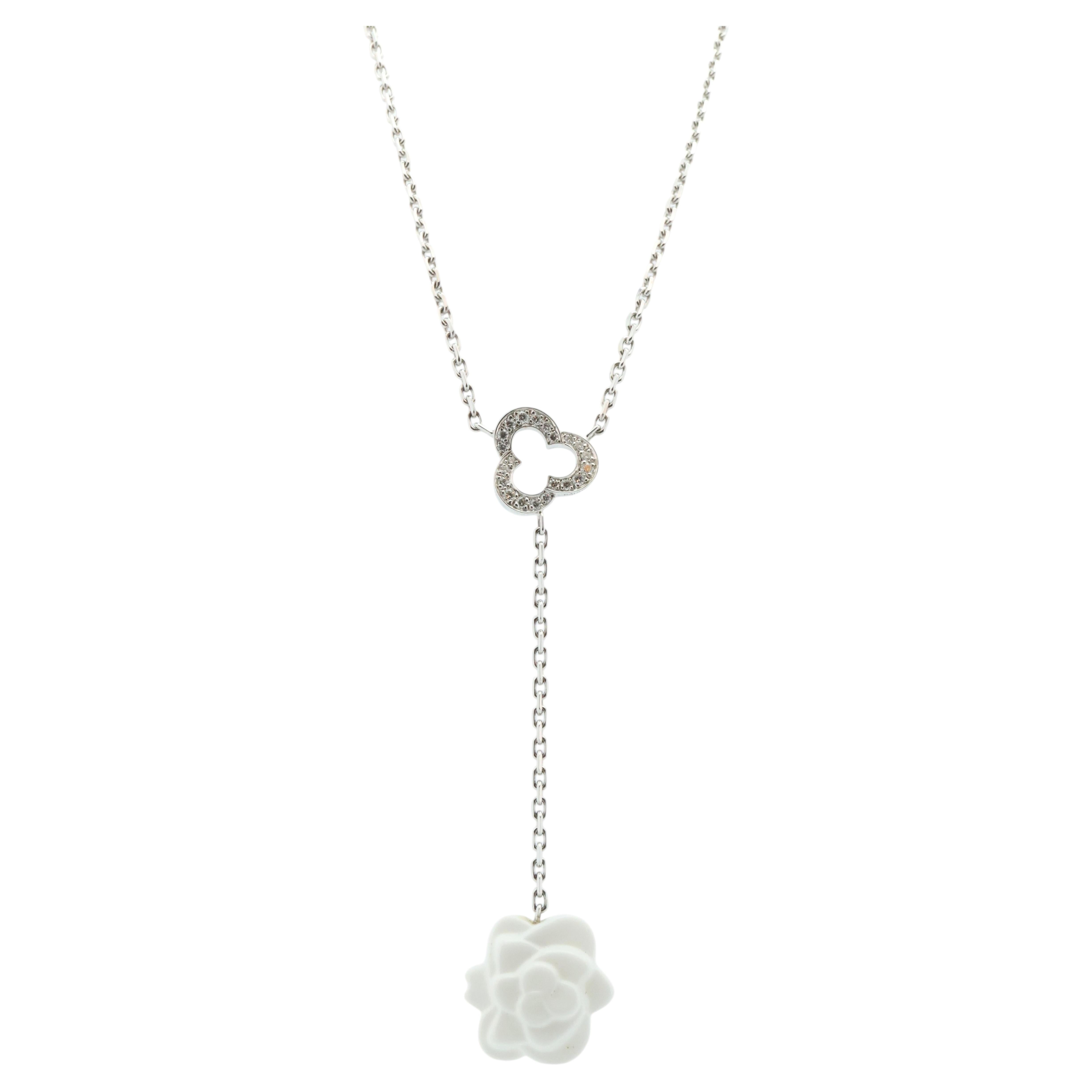 Chanel Collier Camelia. Véritable pendentif CHANEL 18k 750 Camelia Chalcedony. en vente