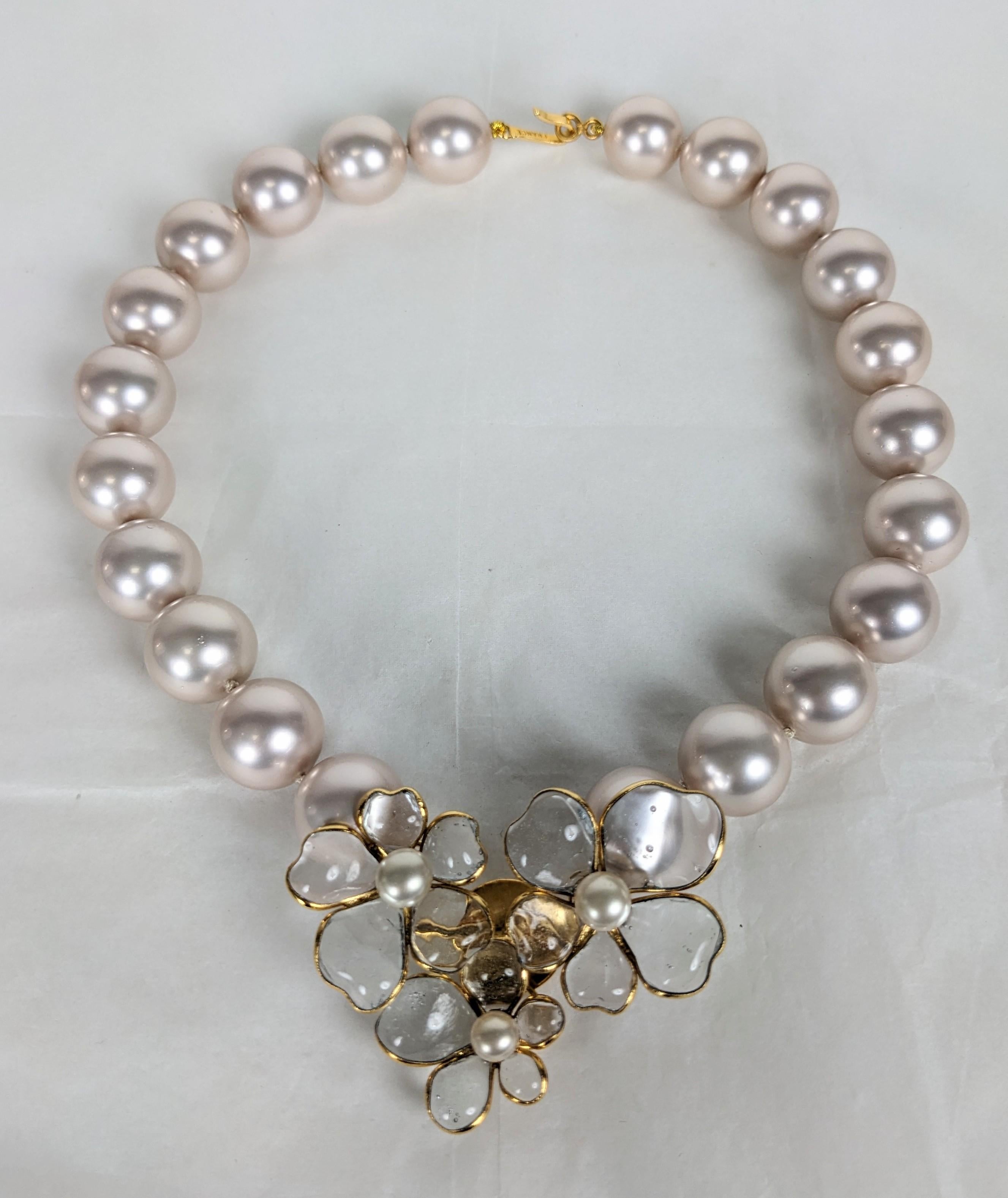 Collana di perle Chanel Camelia, Maison Gripoix degli anni '90. Una stazione centrale di 3 fiori di cristallo versati a mano con centri di perle è infilata in una grande collana di perle finte rosa avorio da 15 mm con chiusura a gancio francese.