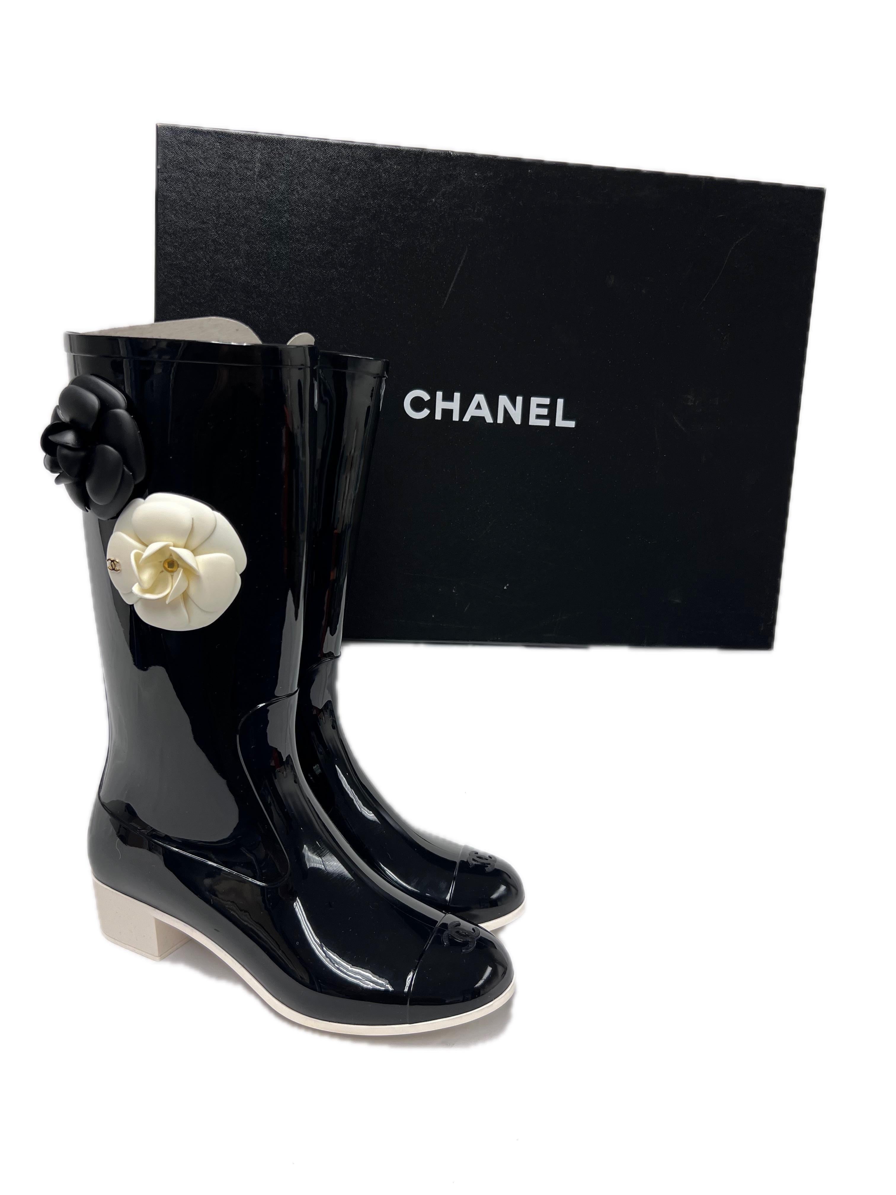 Chanel Camelia Rain Boots, Black with COCO Chanel Cream Flowers Size 37 For Sale 2