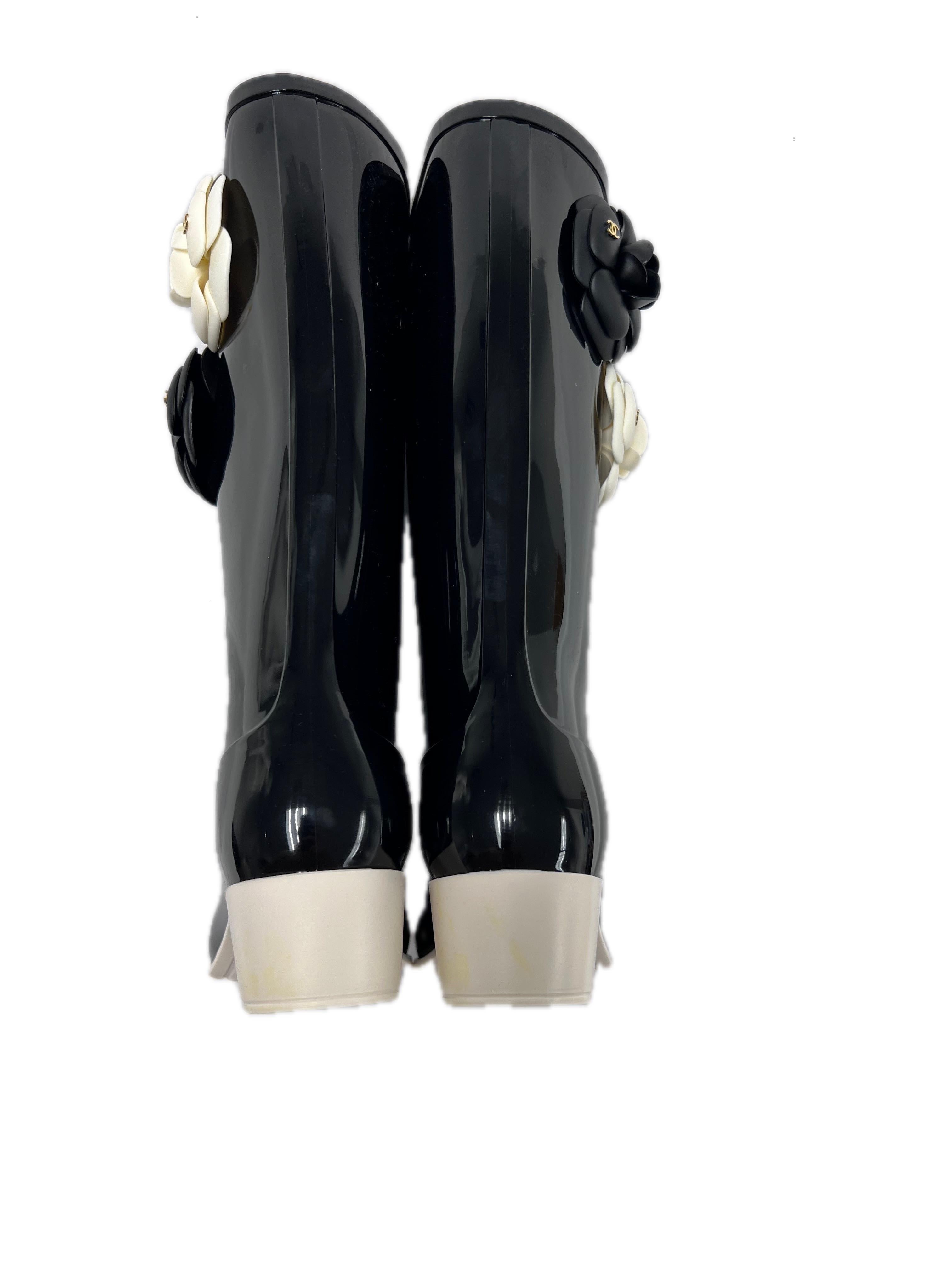 Chanel Camelia Rain Boots, Black with COCO Chanel Cream Flowers Size 37 For Sale 4