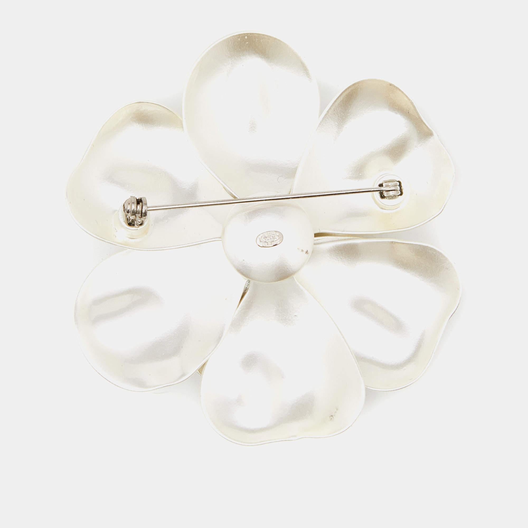 Made by Chanel, the brooch will elevate your look in the best way possible. Perfect pick to accessorize your clothes!

