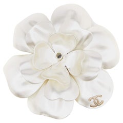 Broche Chanel Camelia en résine bicolore