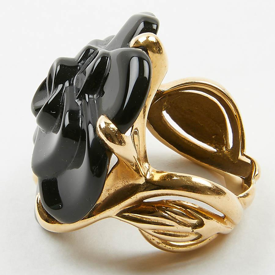 Iconic of the brand, this Camelia ring from Maison CHANEL is in onyx and 18K yellow gold. It is in perfect condition. It is signed and numbered. The camellia is the emblematic sign of Gabrielle Chanel, a timeless signature.
Size 51. The diameter of