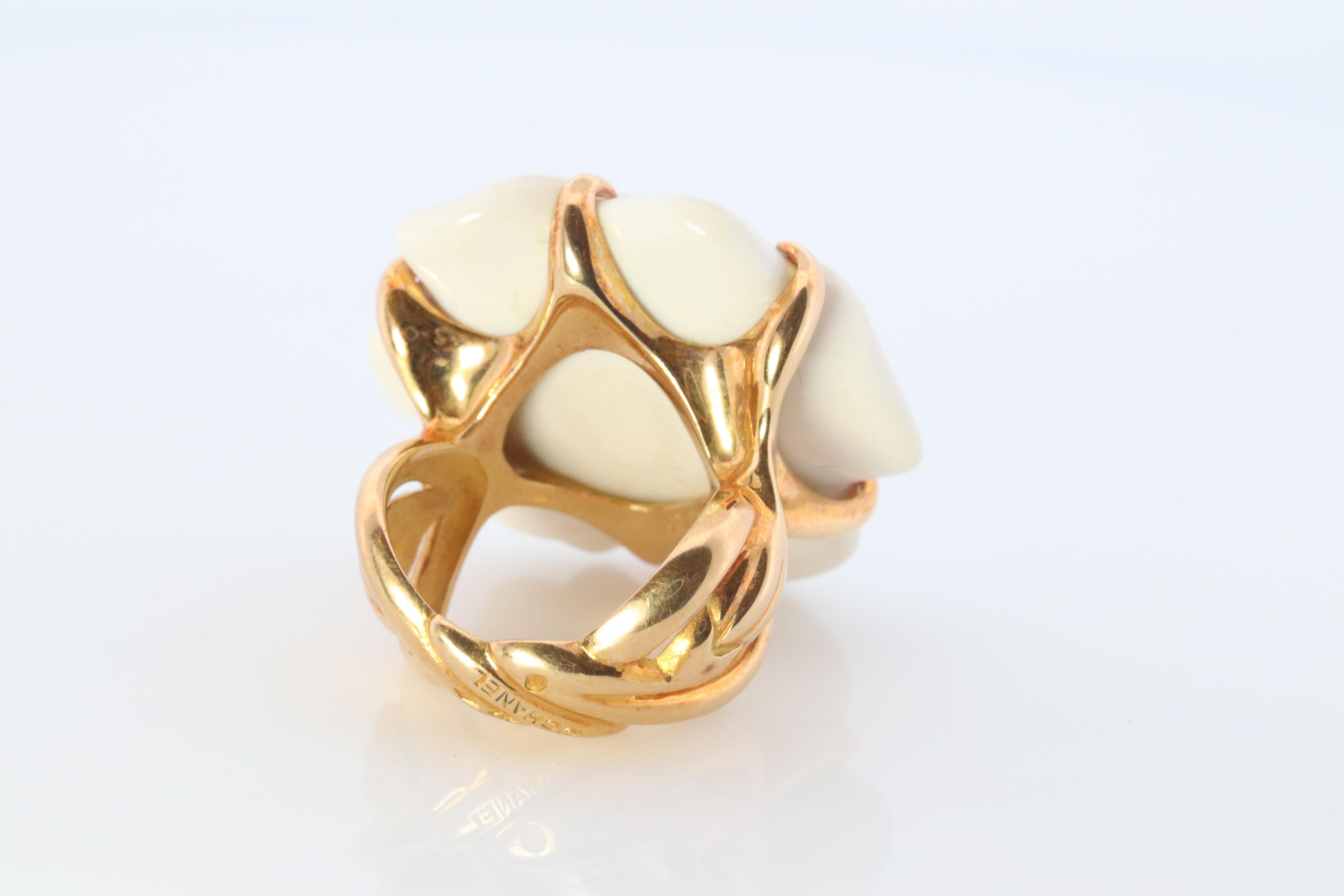 Chanel Camelia Ring. Genre echter CHANEL 18k 750 Camelia Chalcedon-Ring. 5