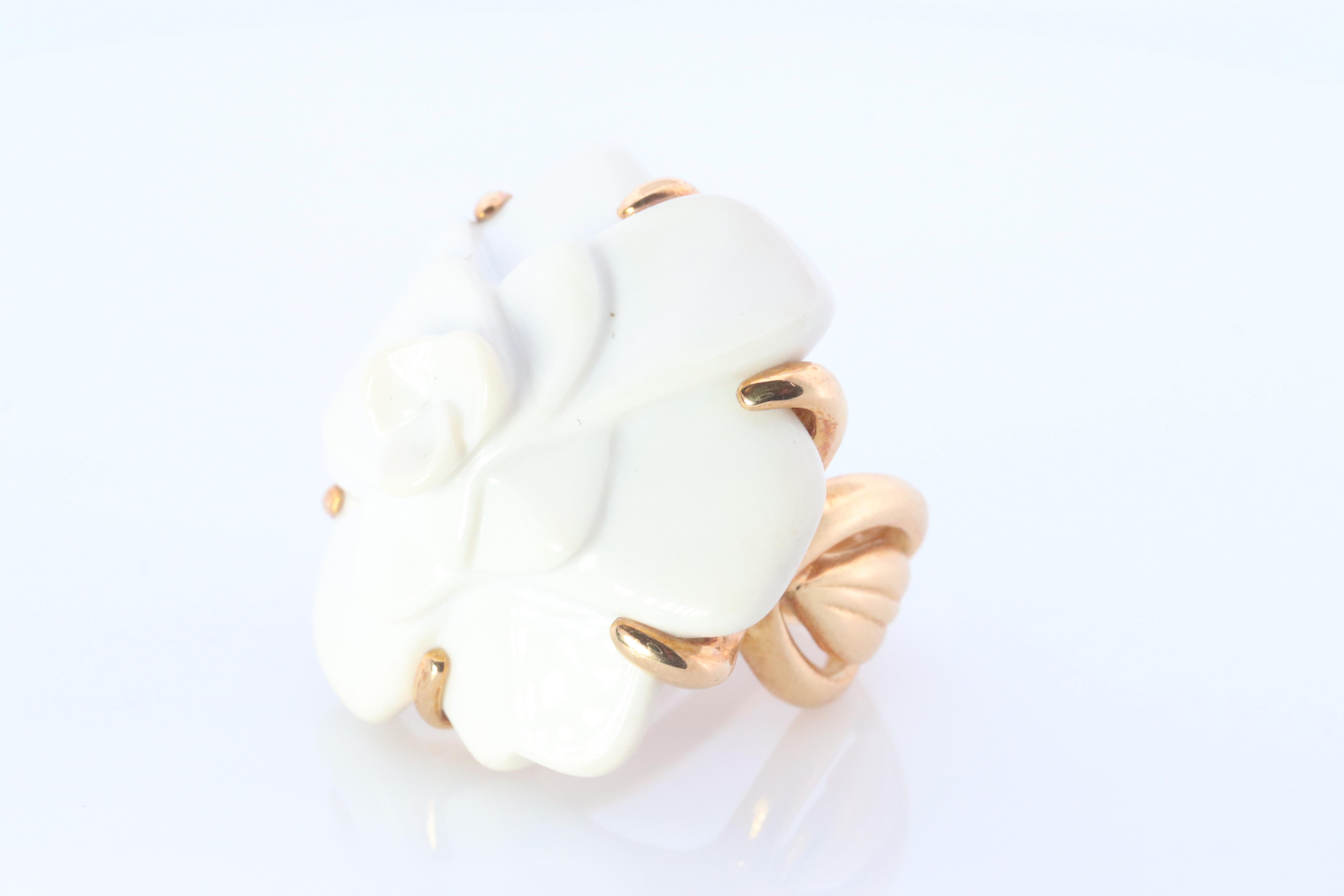 Chanel Camelia Ring. Genre echter CHANEL 18k 750 Camelia Chalcedon-Ring. (Rundschliff)