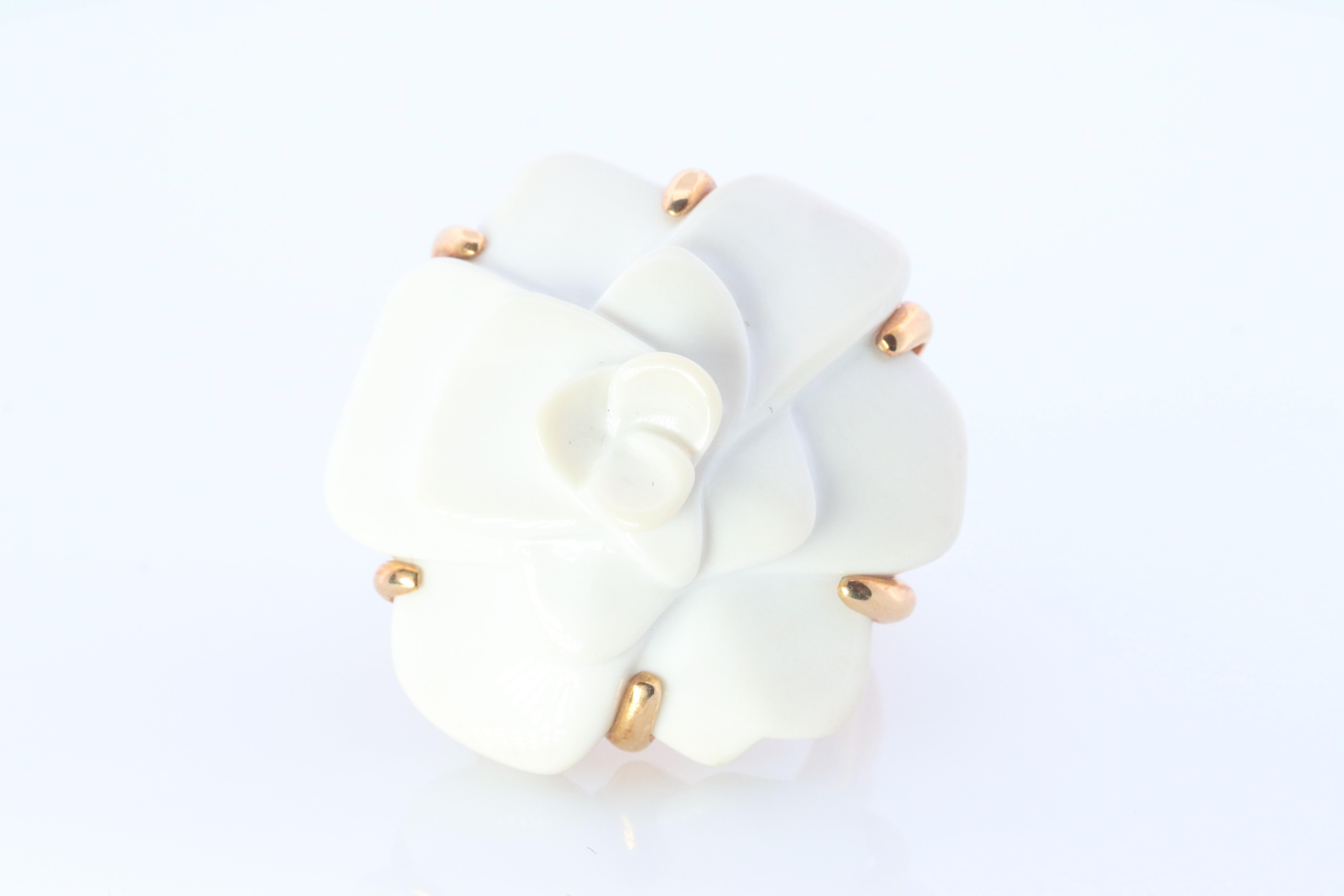 Echter Chanel Ring

White Camelia Collection'S 


Einzelheiten:
Geschnitzte Blume aus weißem Chalcedon.
5 Ringgröße
20,4 Gramm insgesamt

Kommt mit original Chanel Box.

Bitte fragen Sie nach weiteren Bildern und Fragen.