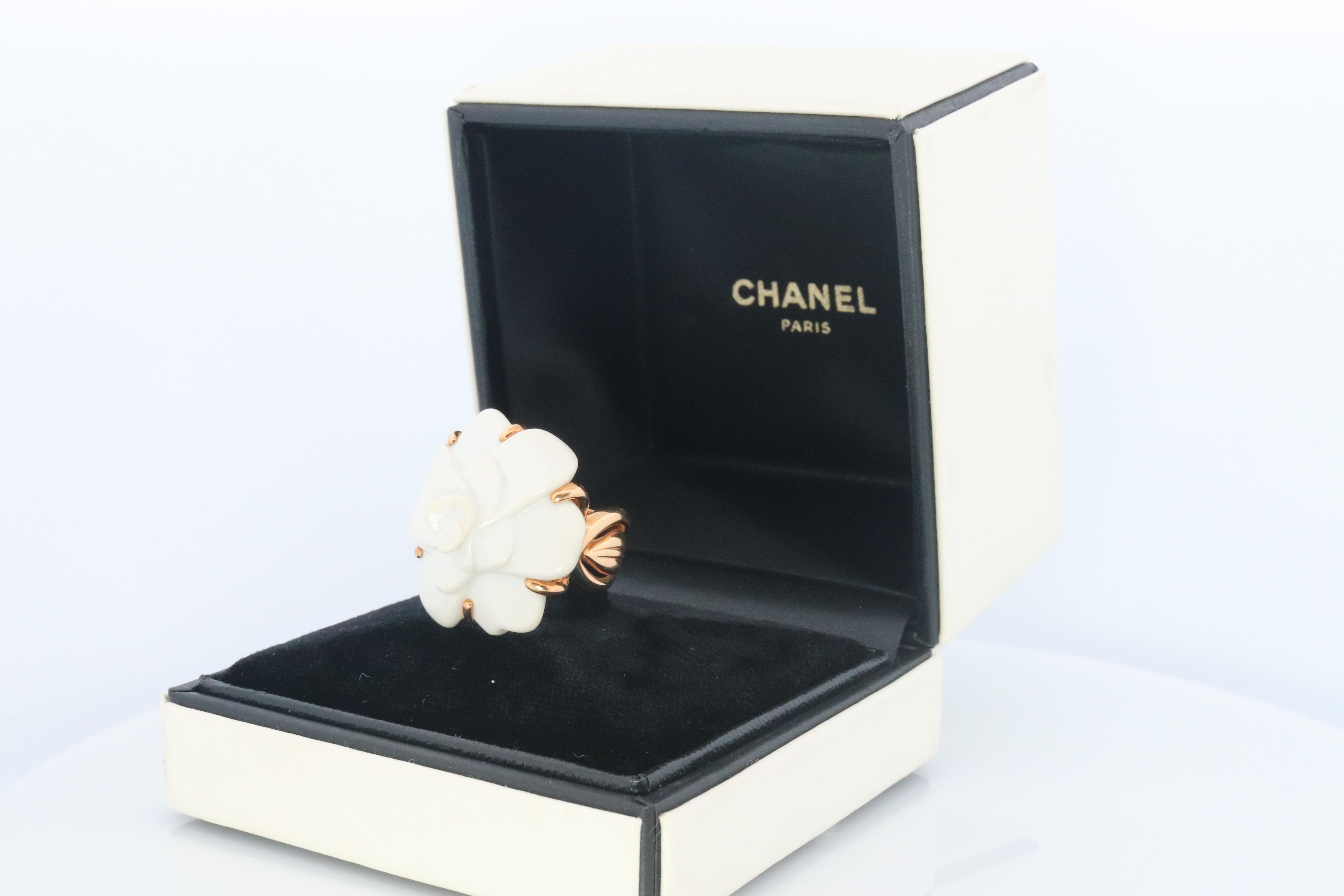 Chanel Camelia Ring. Genre echter CHANEL 18k 750 Camelia Chalcedon-Ring. 1