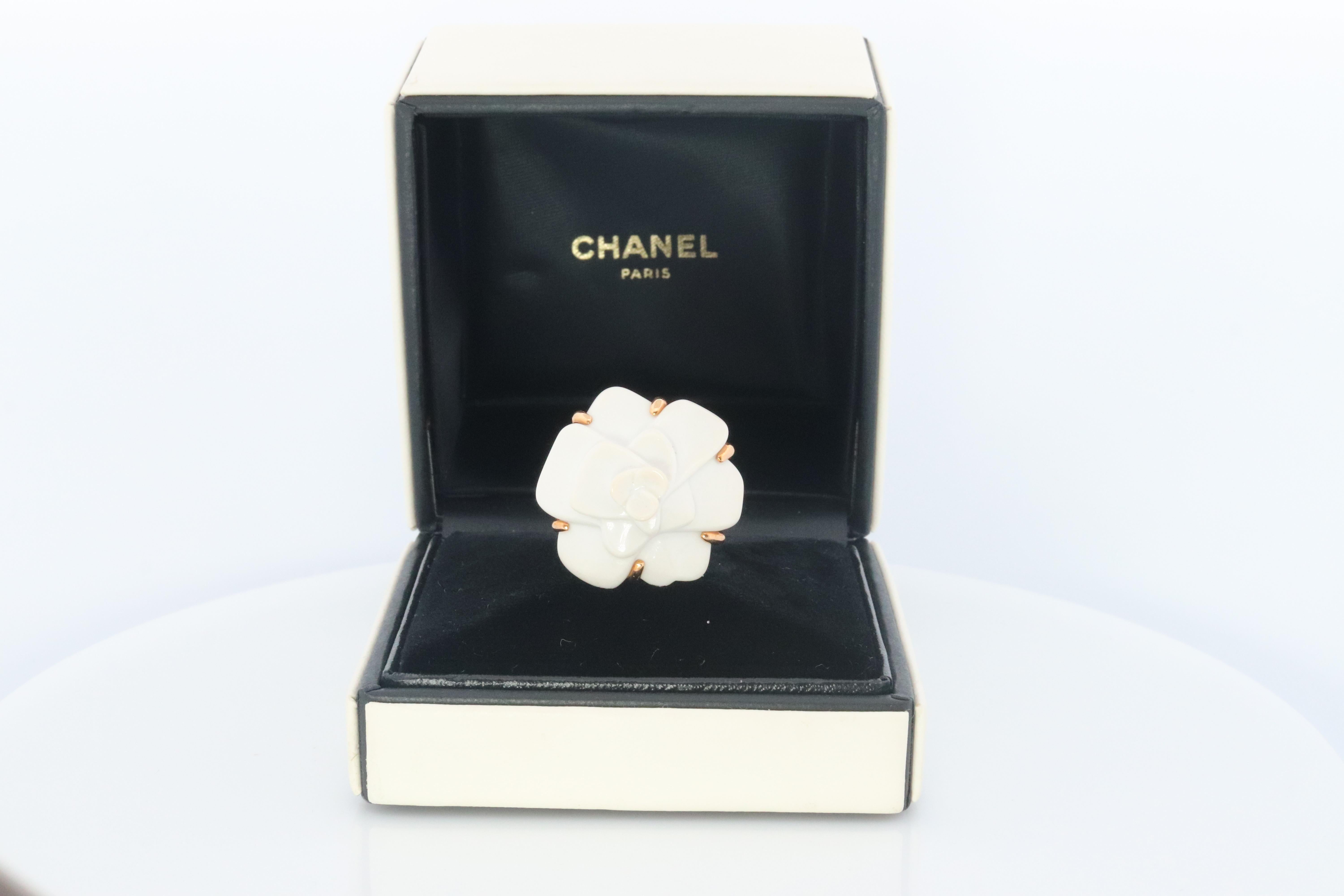 Chanel Camelia Ring. Genre echter CHANEL 18k 750 Camelia Chalcedon-Ring. (Moderne)