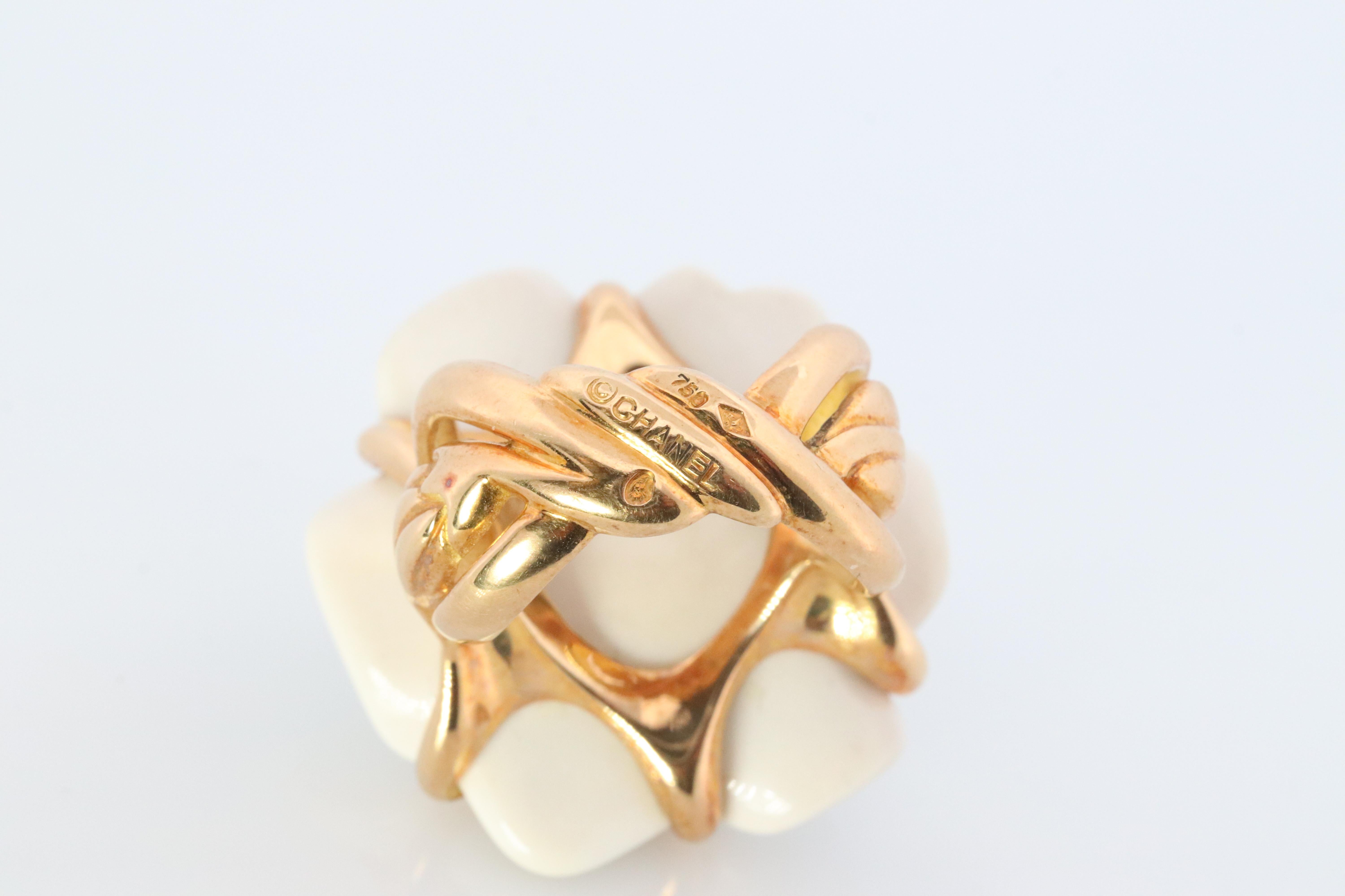 Chanel Camelia Ring. Genre echter CHANEL 18k 750 Camelia Chalcedon-Ring. 2