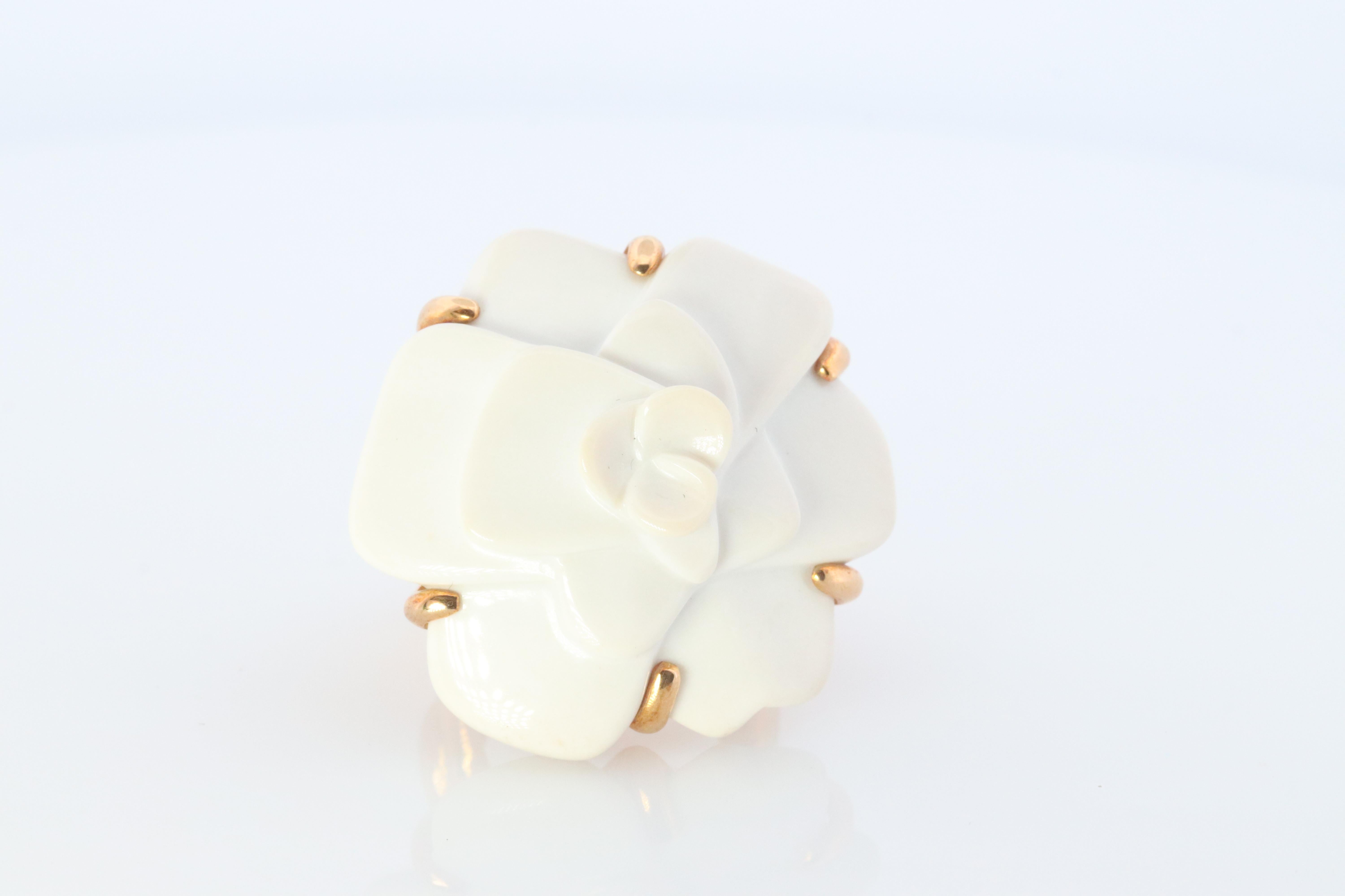 Chanel Camelia Ring. Genre echter CHANEL 18k 750 Camelia Chalcedon-Ring. 3