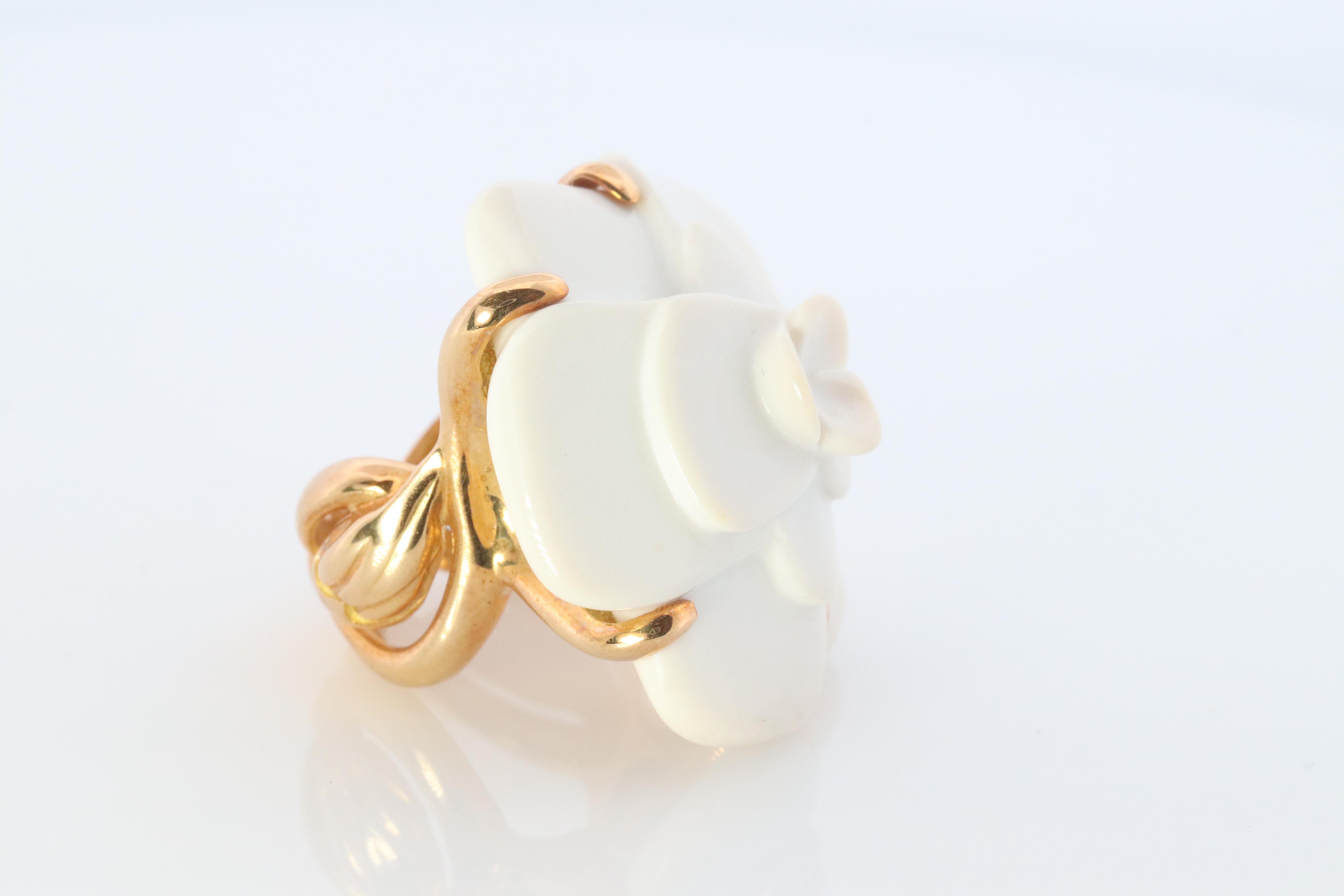 Chanel Camelia Ring. Genre echter CHANEL 18k 750 Camelia Chalcedon-Ring. 4