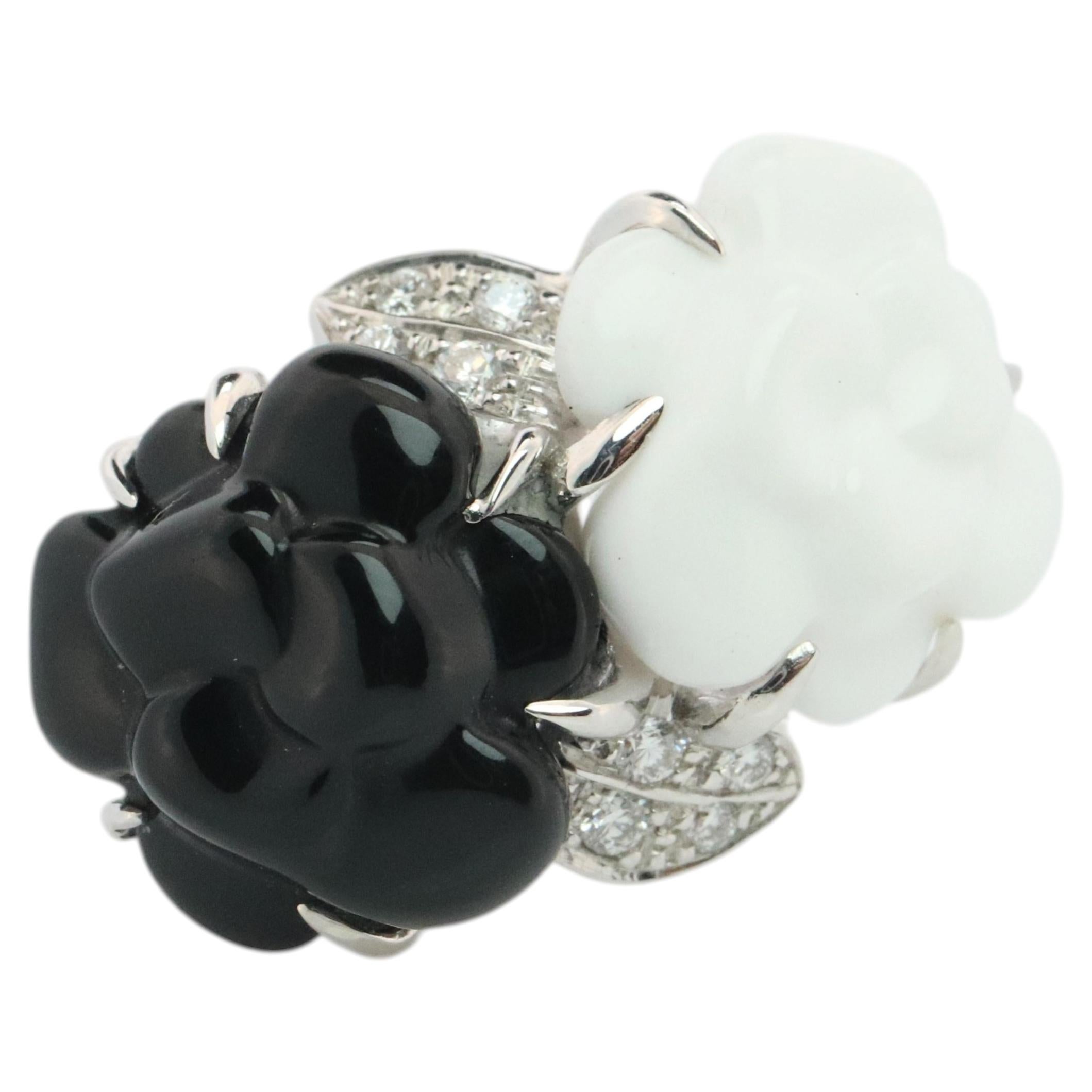 Anello Chanel Camelia. Autentico anello Chanel 18k 750 con onice e calcedonio.