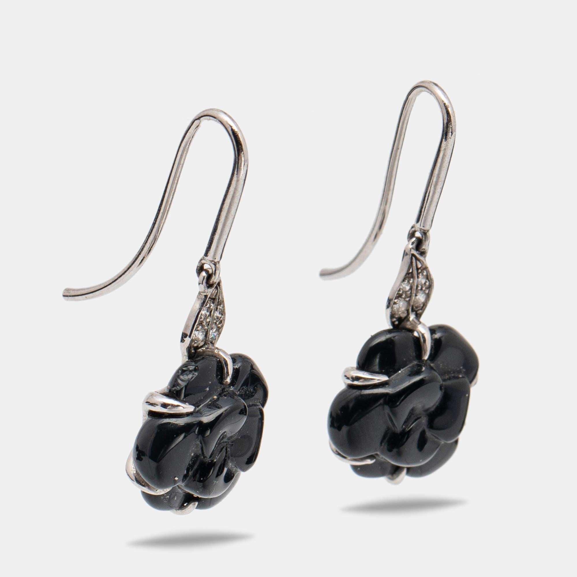 This Chanel pair of earrings speaks beauty with its details. Crafted using 18k white gold, the Chanel earrings have an onyx camellia flower drop. Diamonds give them a grand update. The pair will be a wonderful style companion as well as an