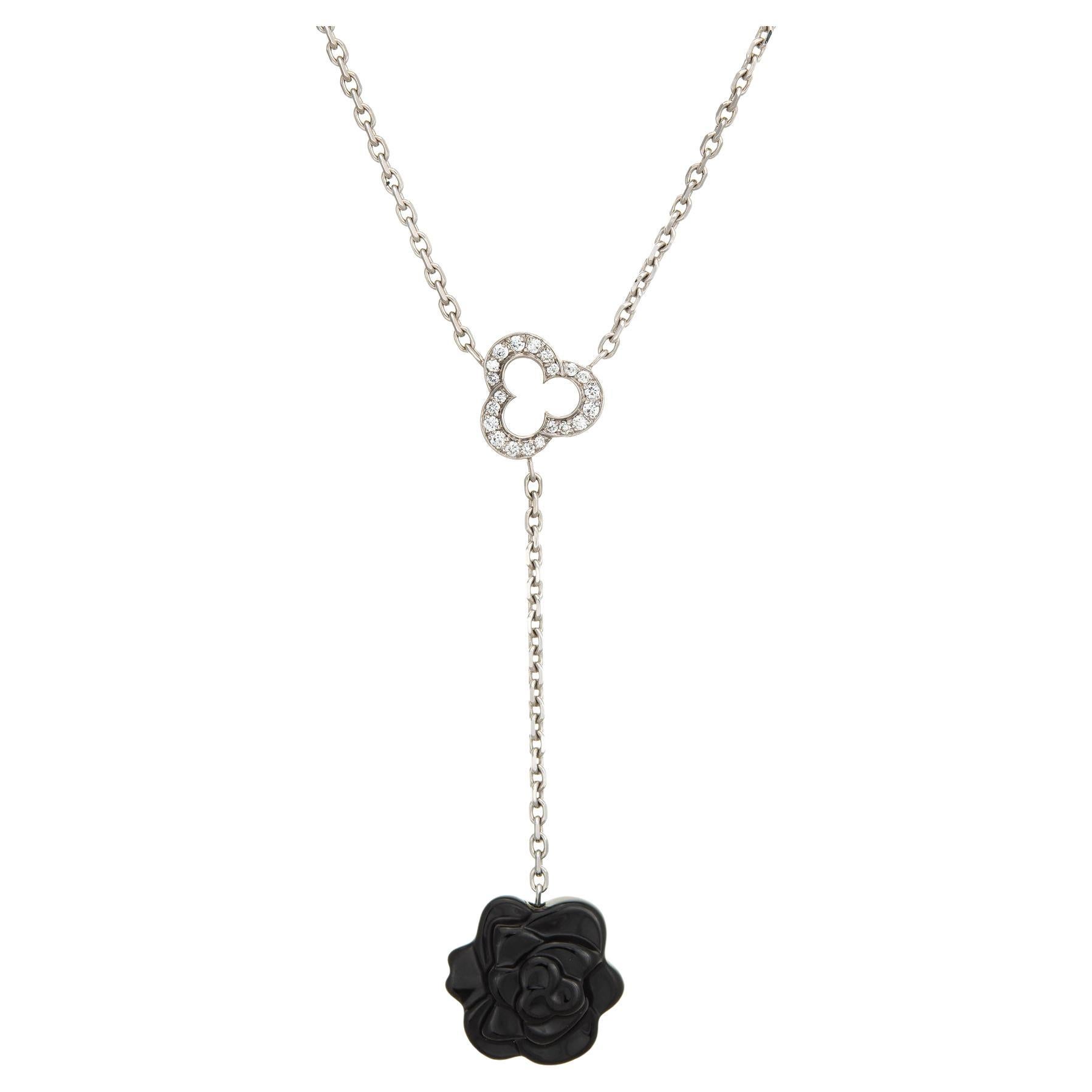 Chanel Collier pendentif sculpture camélia en or blanc 18 carats avec diamants et onyx (succession)