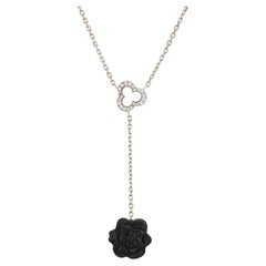 Chanel Camelia-Skulpturen-Anhänger Halskette 18k Weißgold Diamant Onyx Nachlass