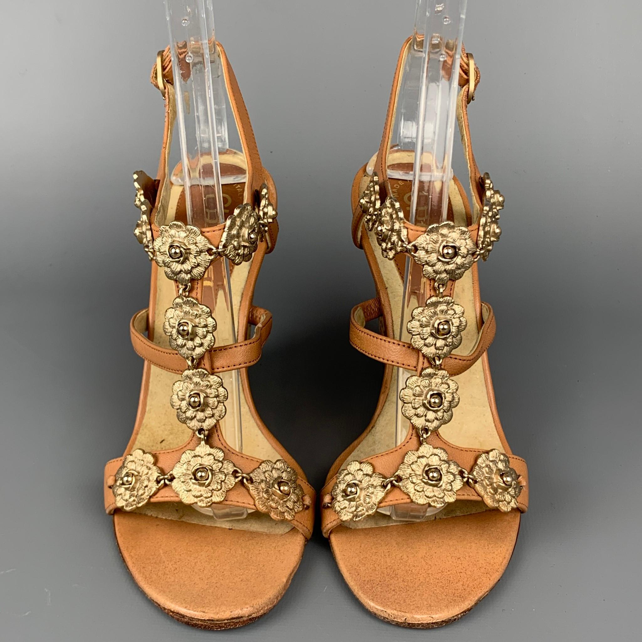 CHANEL Camelia Sandalias de cuña de corcho con tira en T de piel dorada y tostada talla 6.5 en Bueno Estado en San Francisco, CA