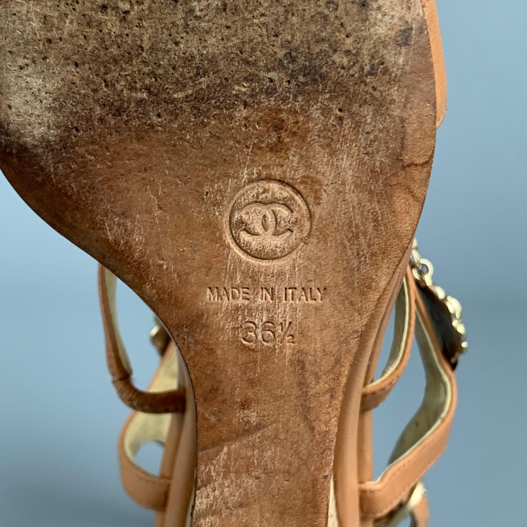 CHANEL Camelia Sandalias de cuña de corcho con tira en T de piel dorada y tostada talla 6.5 2