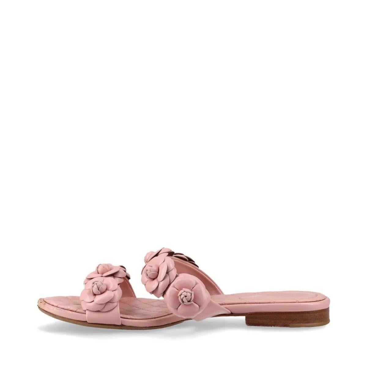Donna Chanel Camelia - Sandalo in pelle con due cinturini - Rosa in vendita
