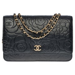 Chanel Camelia Brieftasche an Kette (WOC)  Schultertasche aus schwarzem gestepptem Leder, CHW
