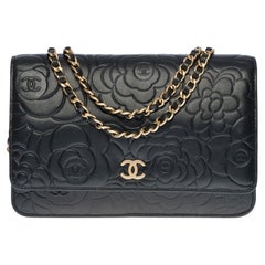 Chanel Camelia Brieftasche an Kette (WOC) Schultertasche aus schwarzem gestepptem Leder, CHW