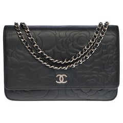Chanel Camelia-Brieftasche an Kette (WOC)  Umhängetasche aus schwarzem gestepptem Leder, SHW