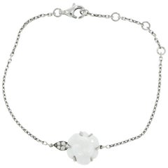 Chanel - Bracelet Camelia en or blanc:: agate blanche et diamants