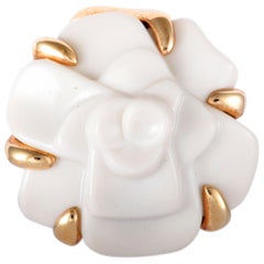 Chanel Camélia White Agate and Yellow Gold Flower Pendant