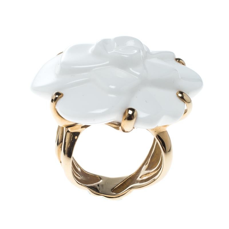 Chanel Camelia White Agate Flower 18K Yellow Gold Ring Size 51 In Excellent Condition In Dubai, Al Qouz 2