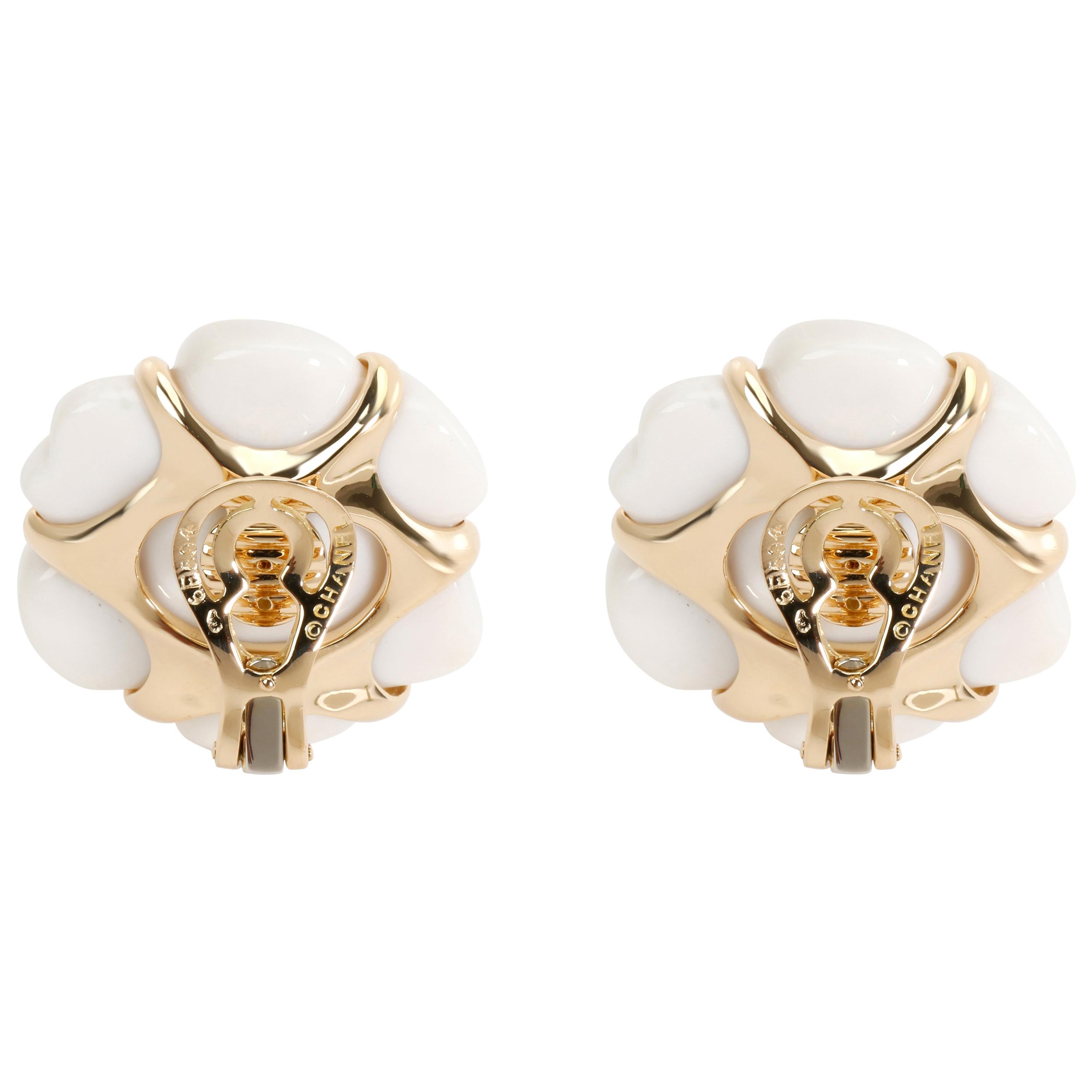 Chanel Camelia White Agate Flower Earrings in 18K Yellow Gold

PRIMARY DETAILS
SKU: 097993
Listing Title: Chanel Camelia White Agate Flower Earrings in 18K Yellow Gold
Condition Description: Retails for 6800 USD. In excellent condition. Clip On