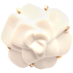Chanel Camelia - Bague grande fleur en or et agate blanche