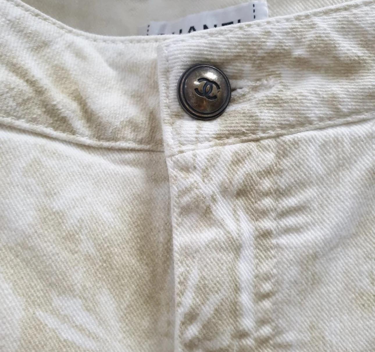 CHANEL Jeans imprimé Camélias Sz.44 Excellent état - En vente à Krakow, PL