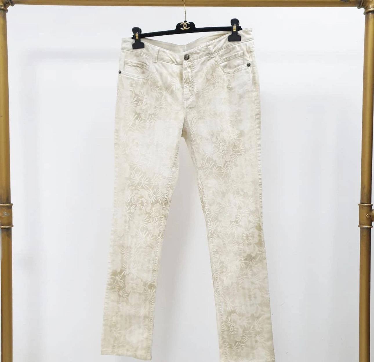 CHANEL Jeans imprimé Camélias Sz.44 en vente