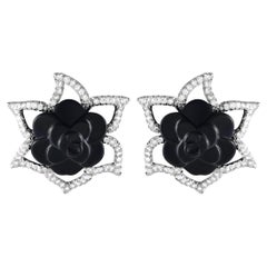 Chanel Boucles d'oreilles en or blanc 18 carats avec fleur en onyx et diamants de 3,65 carats