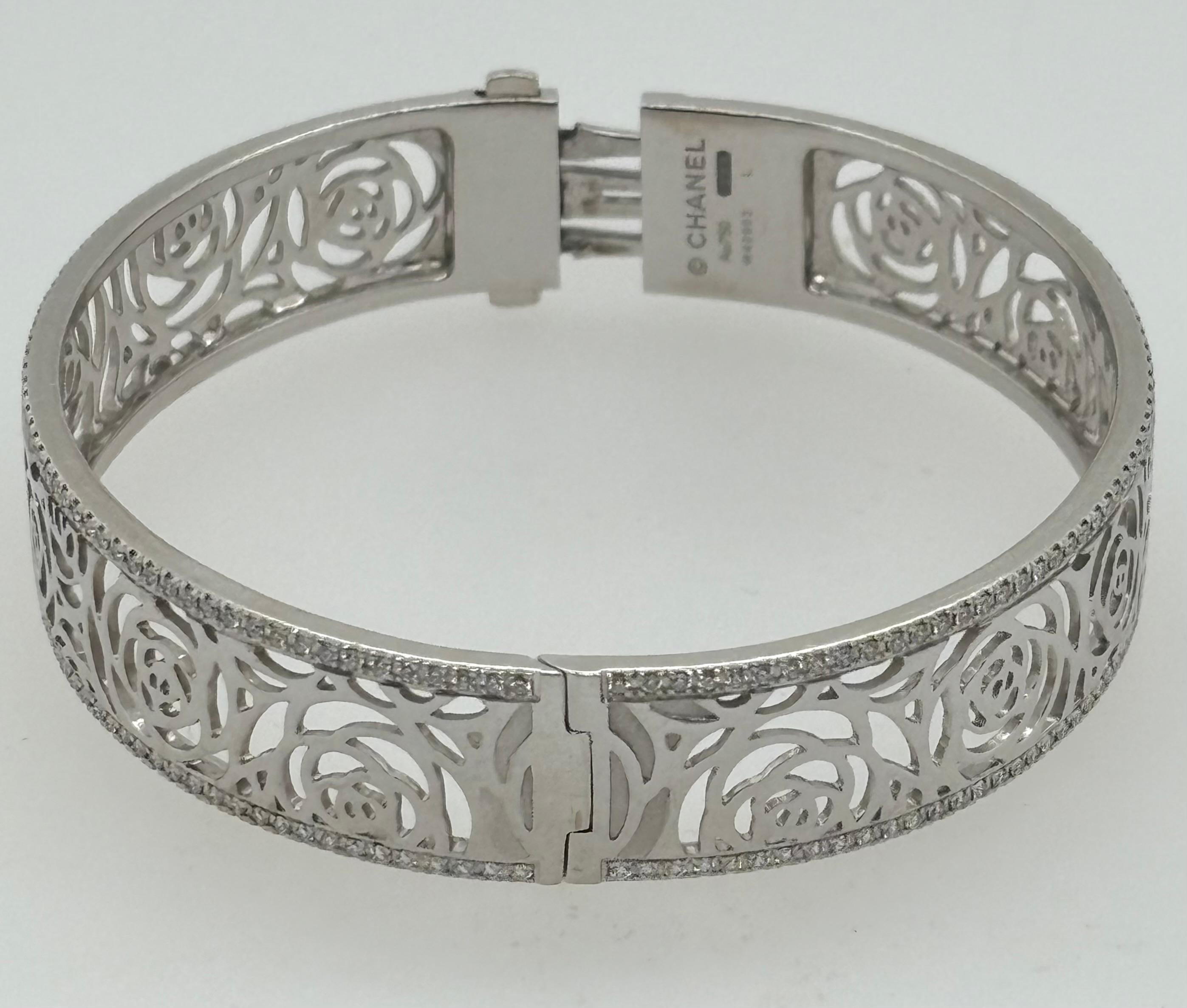 Le camélia, la fleur préférée de Gabrielle Chanel, est la source d'inspiration de ce bracelet exquis de la collection Chanel Camellia. Un motif floral en or blanc 18 carats poli traverse le bracelet sur toute sa longueur, avec des diamants ronds de