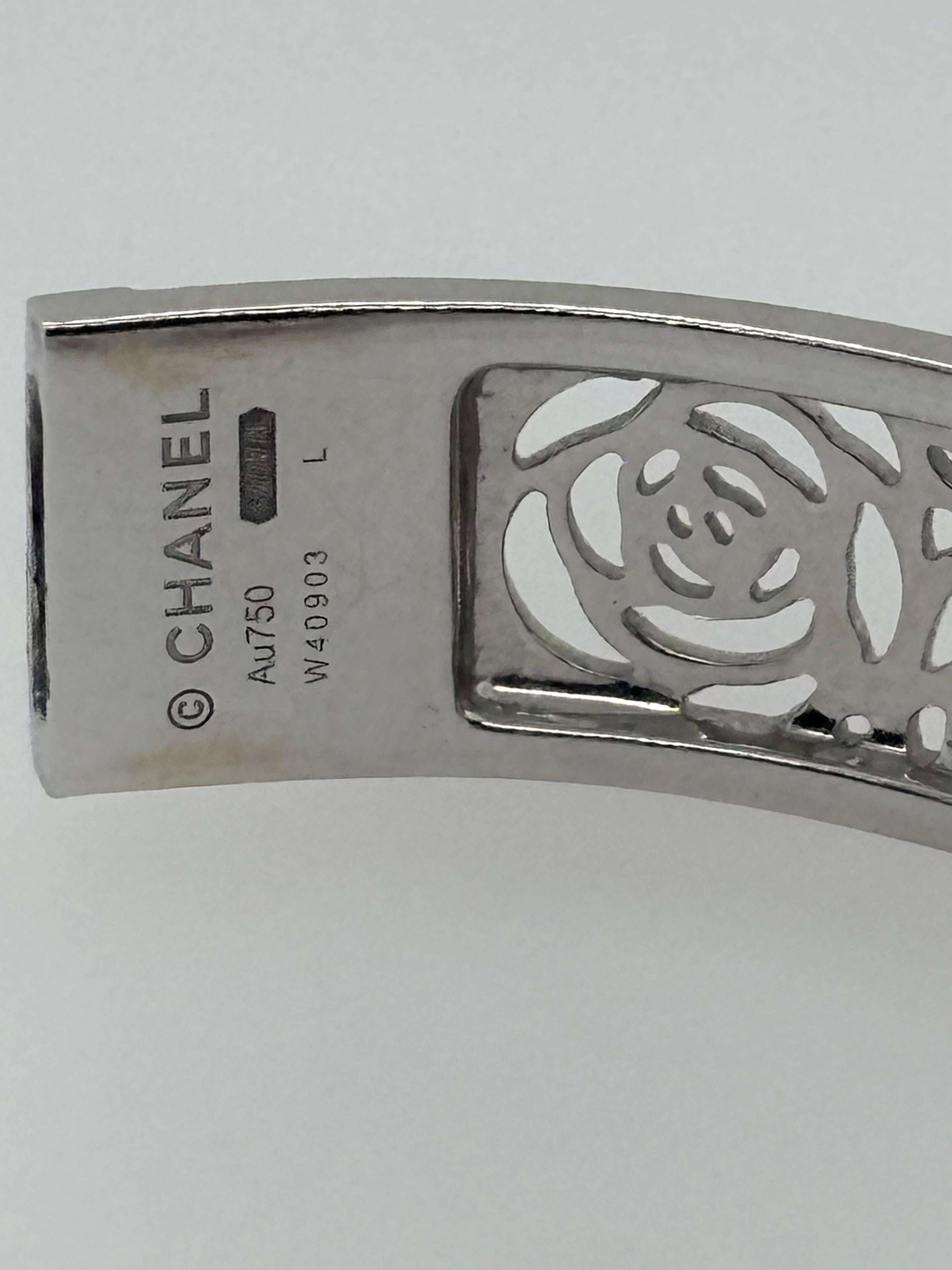 Contemporain Chanel Ajoure Bracelet Camellia en or blanc 18 carats avec diamants en vente