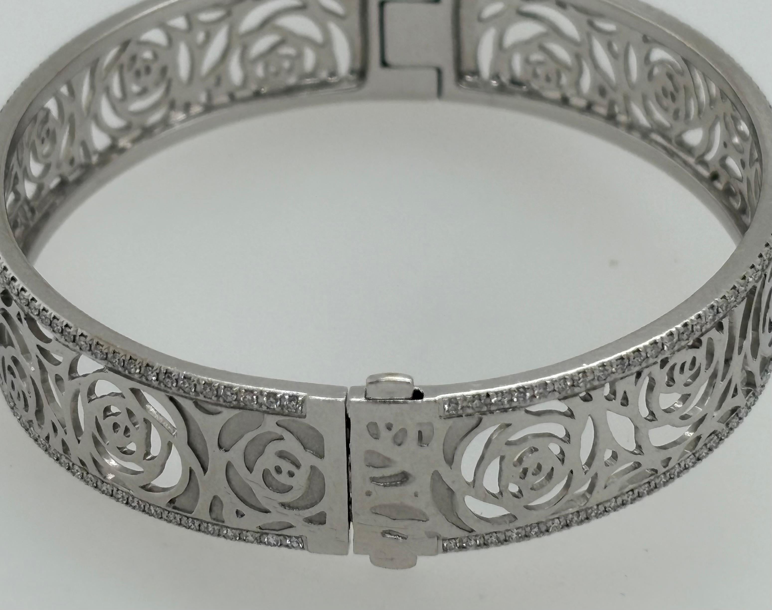 Taille ronde Chanel Ajoure Bracelet Camellia en or blanc 18 carats avec diamants en vente