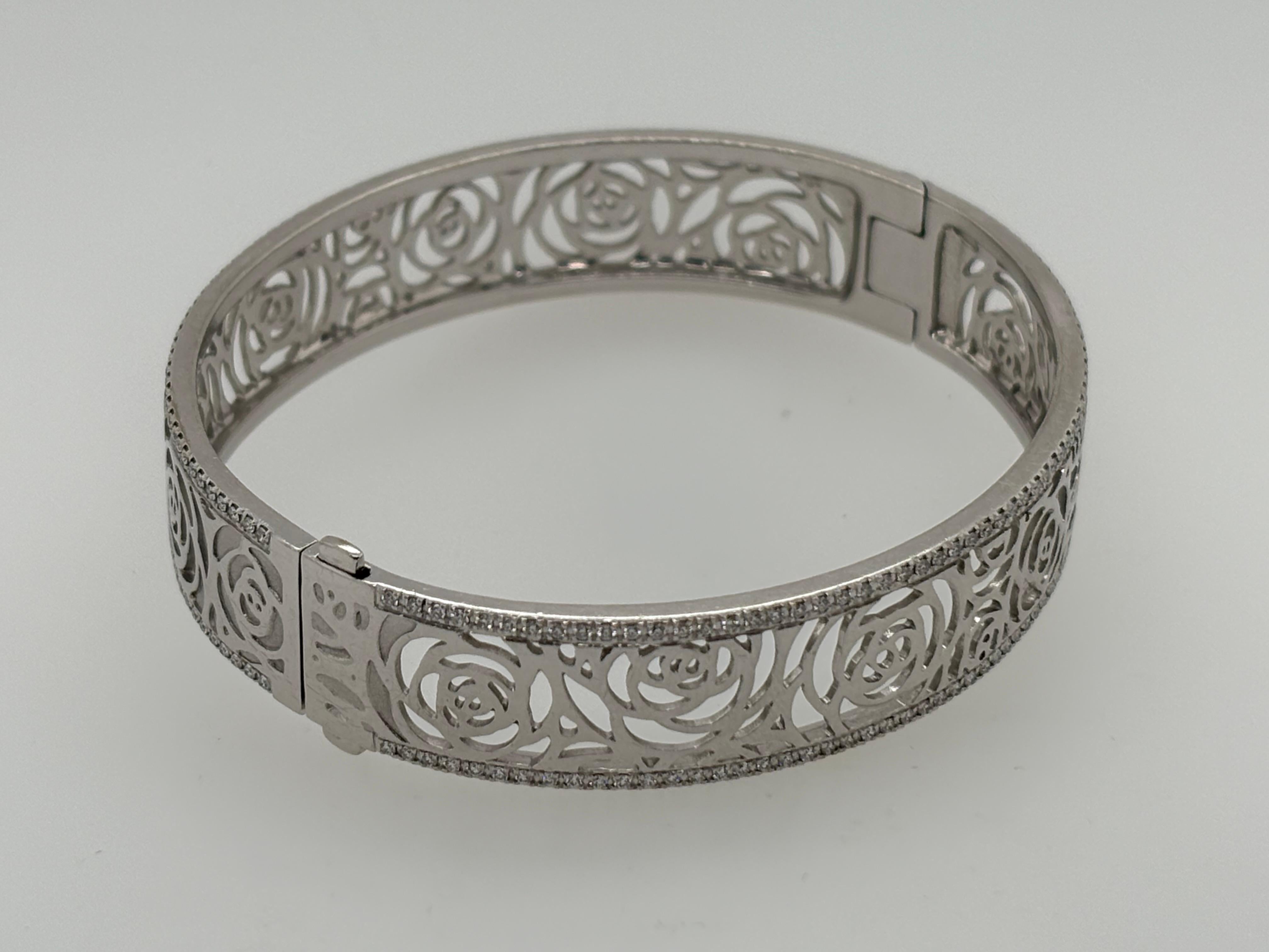 Chanel Ajoure Bracelet Camellia en or blanc 18 carats avec diamants Bon état - En vente à Manhasset, NY