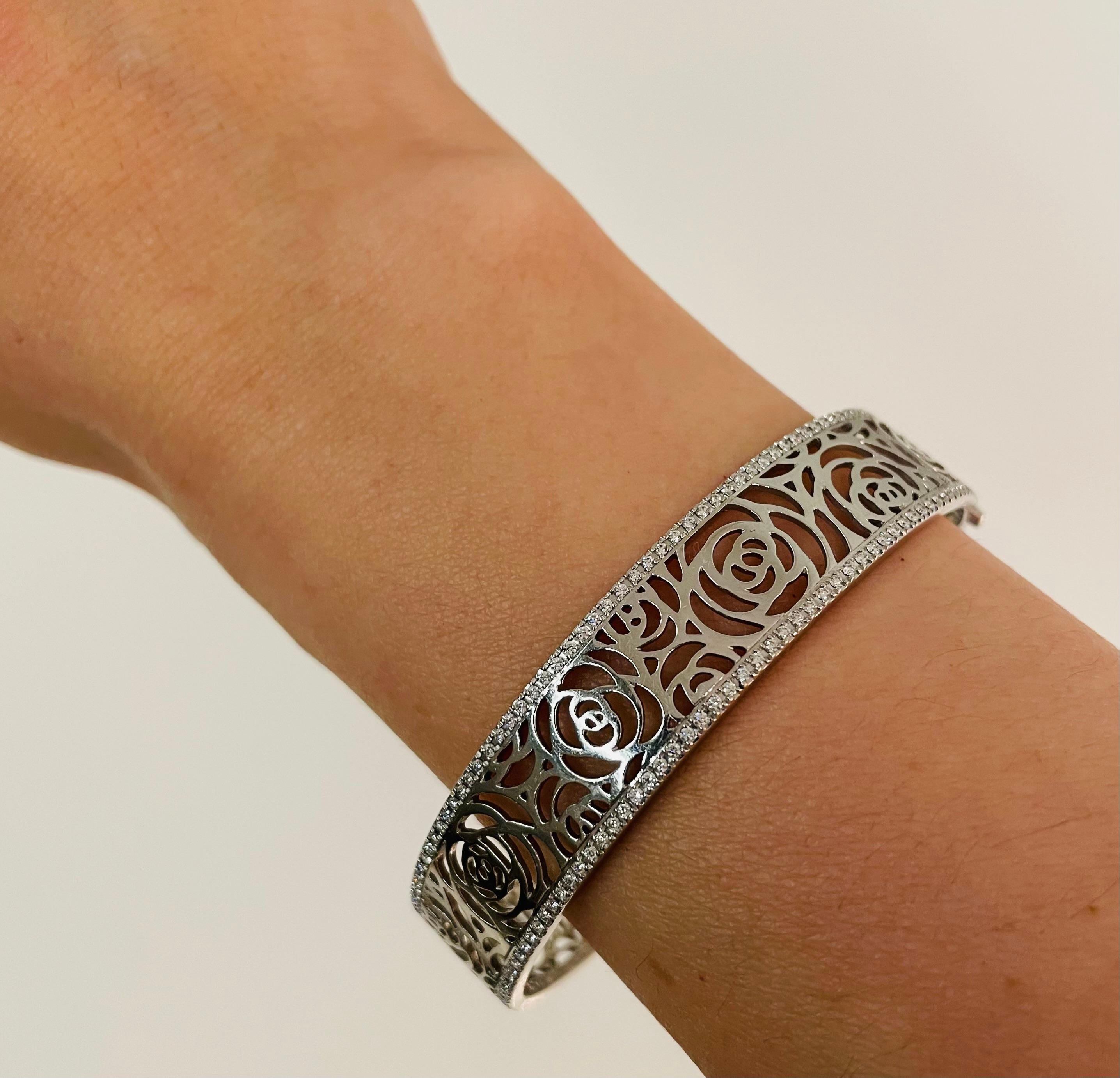 Chanel Ajoure Bracelet Camellia en or blanc 18 carats avec diamants en vente 1